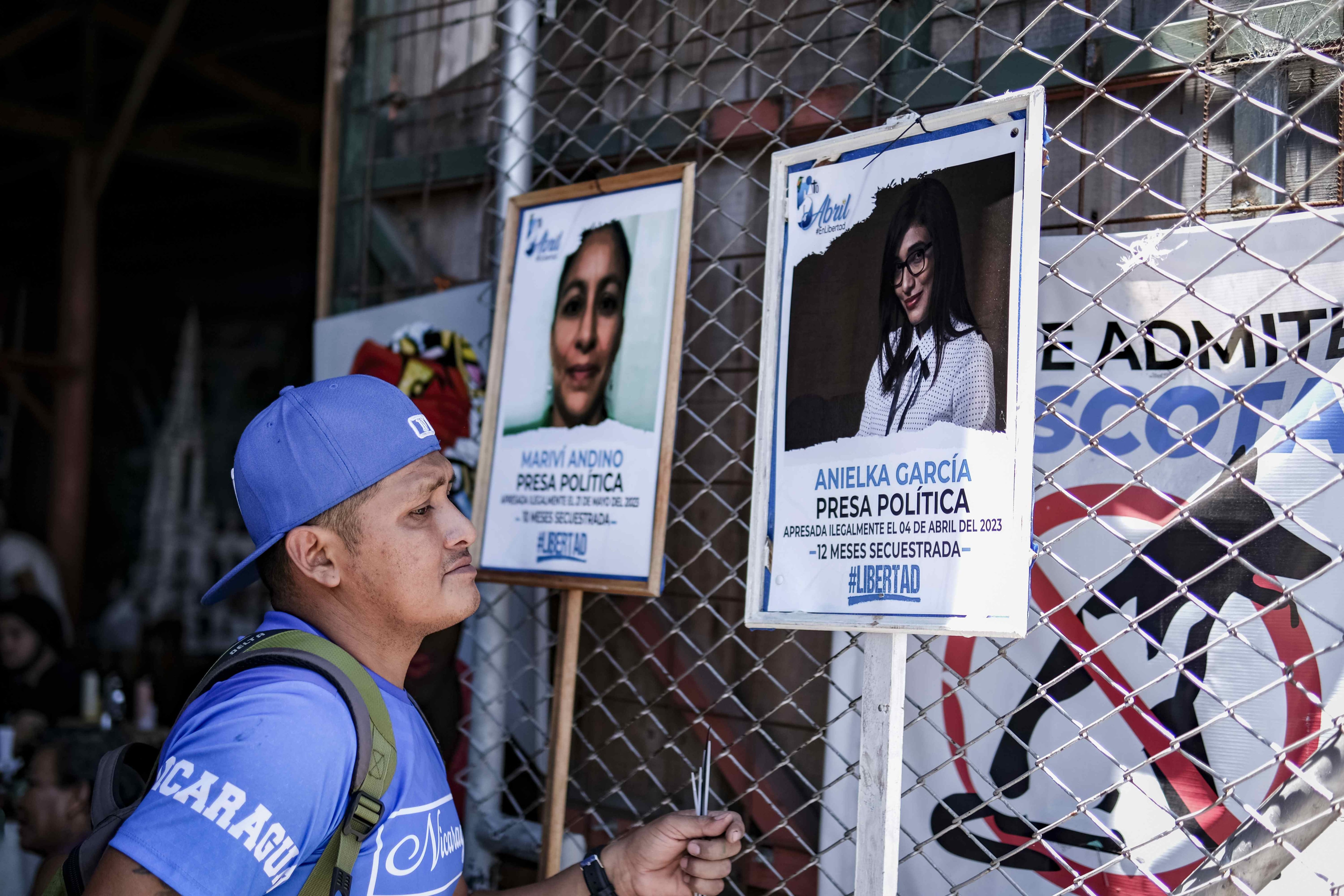Fotografía de archivo en donde se ve a un hombre que observa fotos de personas detenidas por el régimen del presidente nicaragüense Daniel Ortega. EFE/ Jeffrey Arguedas