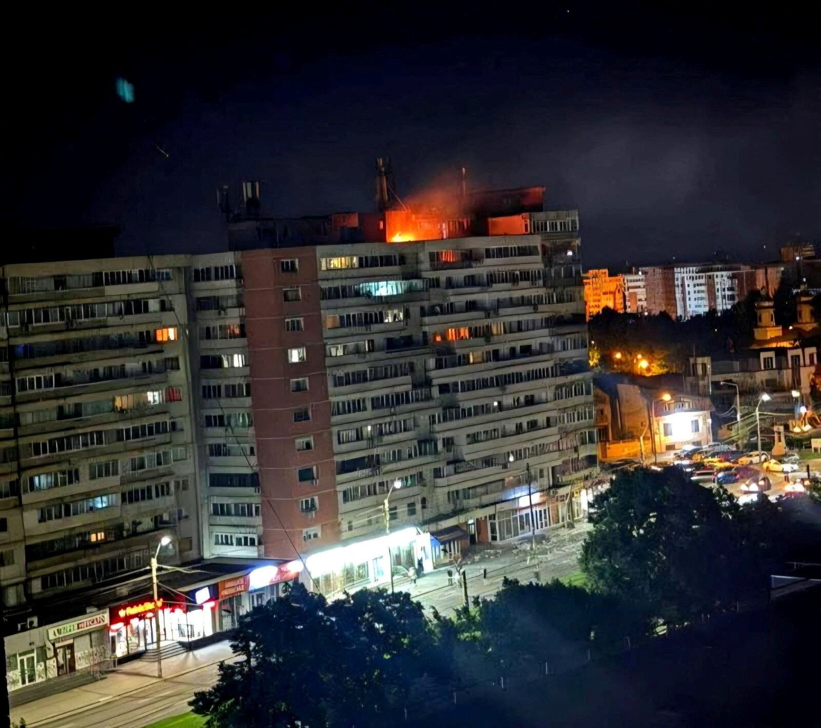 Un incendio quema en el techo de un bloque de pisos de 10 pisos después de que un dron se estrelló contra el edificio (REUTERS)
