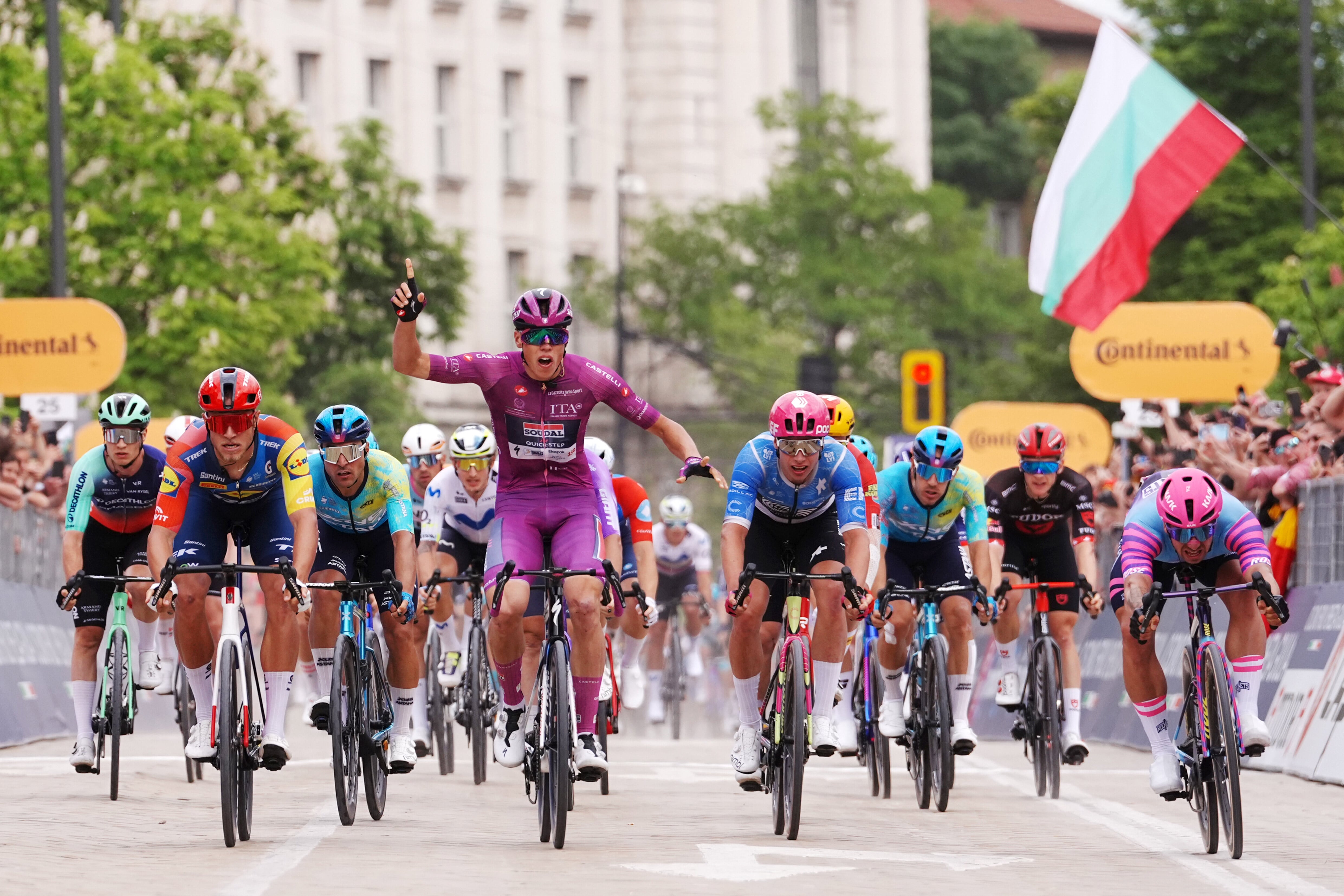 El sexto día del Giro de Italia dejó imágenes de tensión y reclamos tras una invasión de pista (Fabio Ferrari/LaPresse via AP)