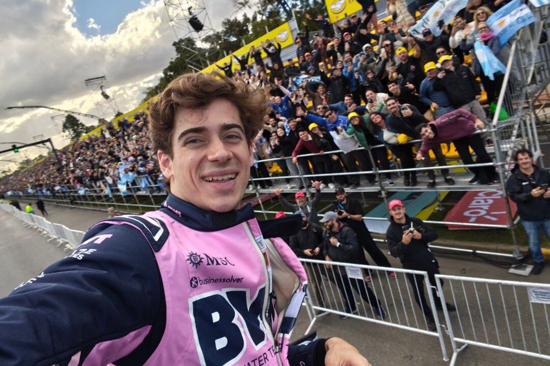 Colapinto durante el multitudinario evento con un auto de F1 en la Ciudad de Buenos Aires