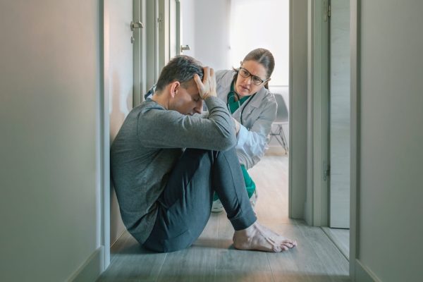La primera estancia en el piso psiquiátrico señala dificultades a largo plazo para la salud mental de casi todos los pacientes