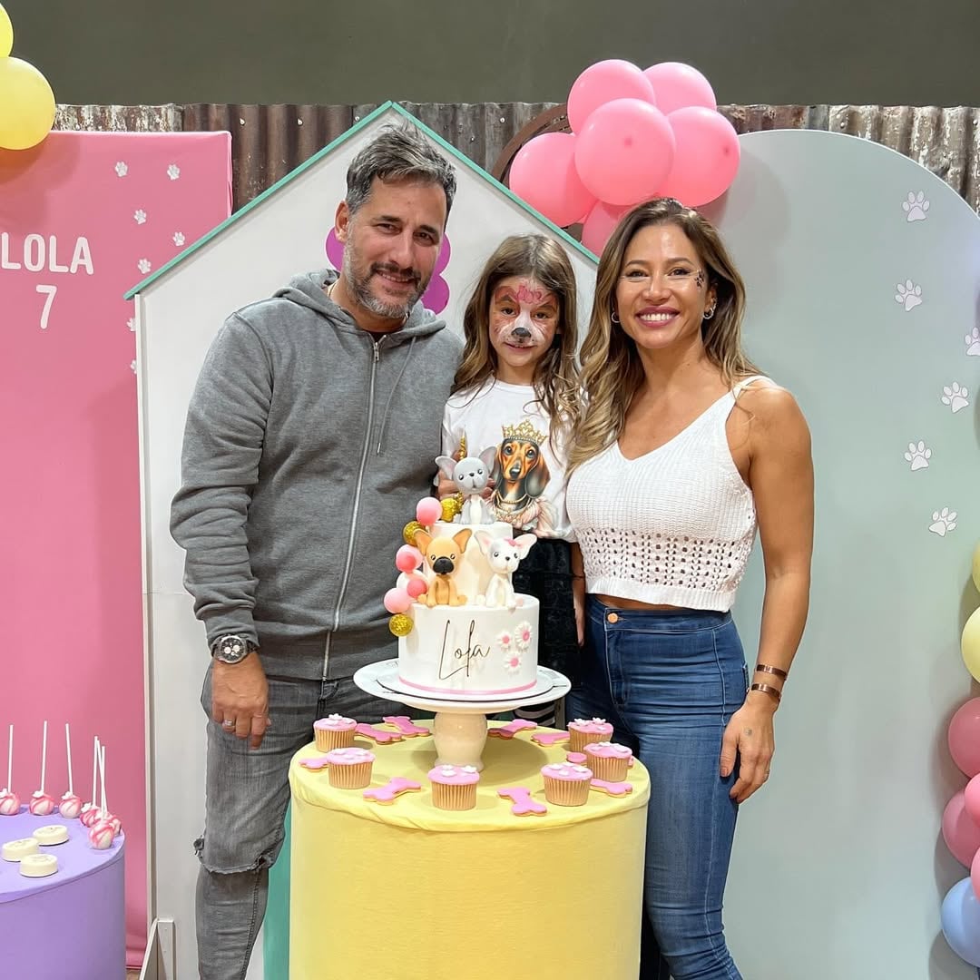 La expareja junto a Lola, su hija en común (Instagram)