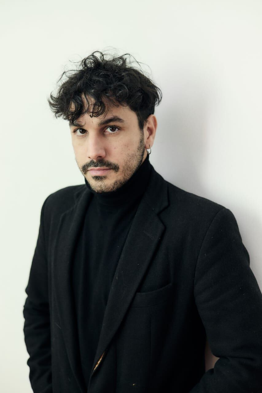 Martín Slipak se destaca por su trayectoria en teatro, cine y televisión, consolidando su compromiso con temáticas sociales en Ambiente