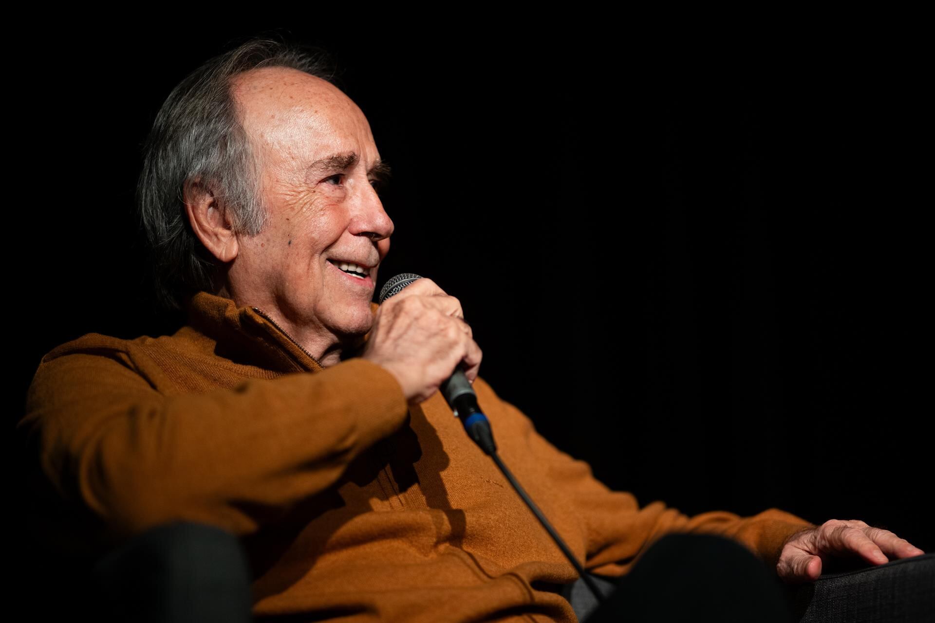 La nueva longevidad, según Serrat, representa un desafío ético y político para las instituciones y la cultura contemporánea.
