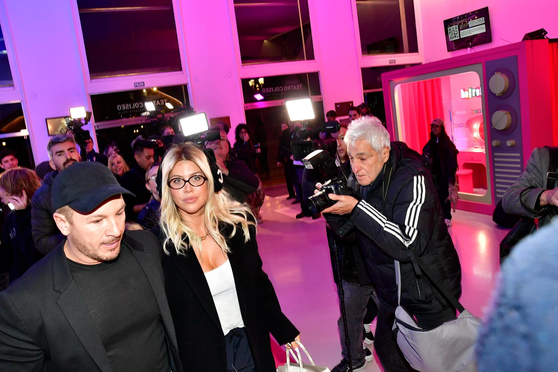 El look de Wanda Nara en el teatro Coliseo incluyó un abrigo negro, pantalones holgados y zapatillas deportivas blancas