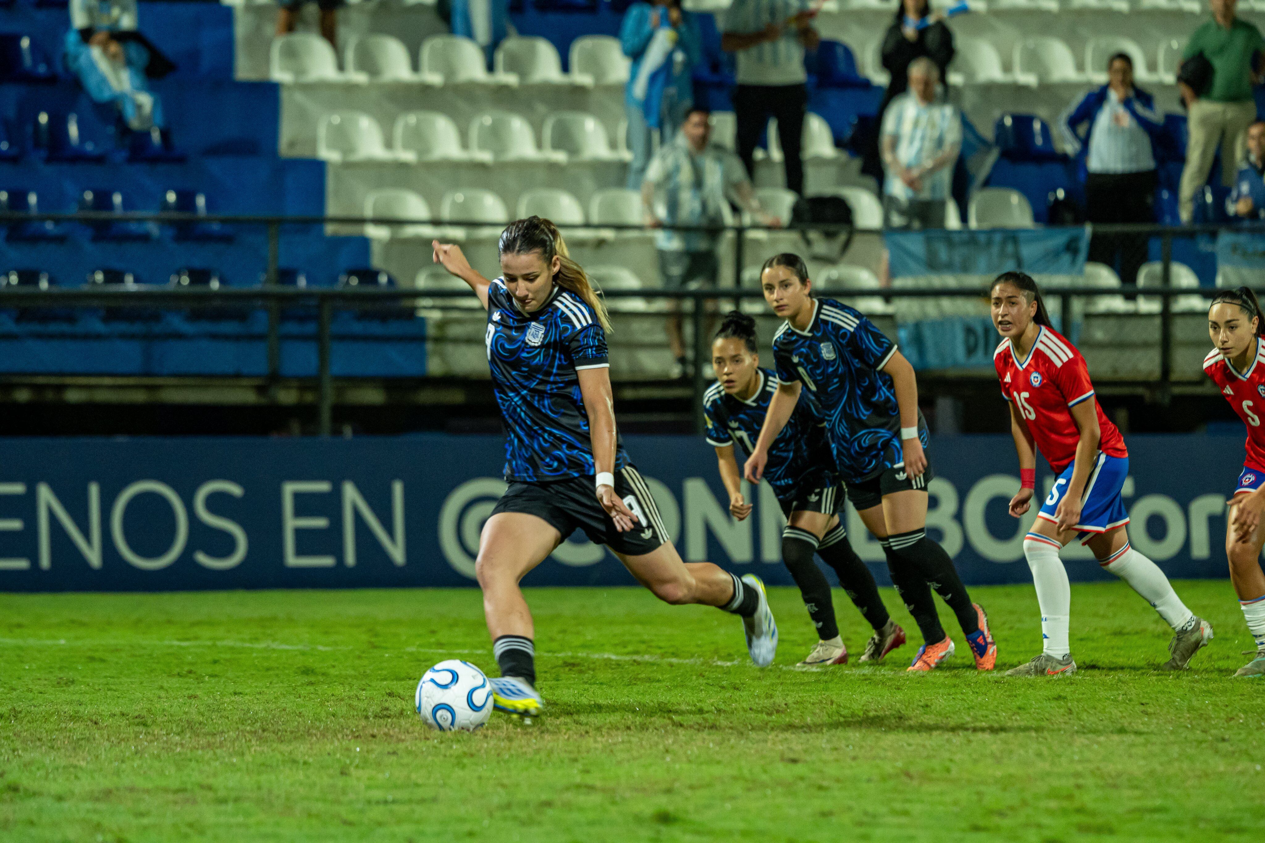Mercedes Diz convirtió de penal y Josefina Galarza marcó el segundo para la selección argentina