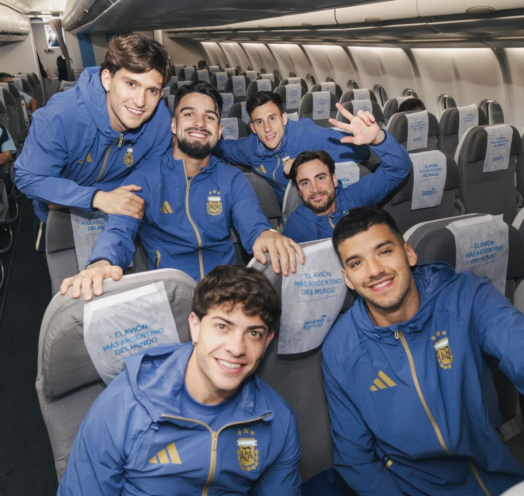 Leo Balerdi junto al Flaco López, Nico Capaldo, Tagliafico, Giay y Gerónimo Rulli antes de partir con destino a Kansas