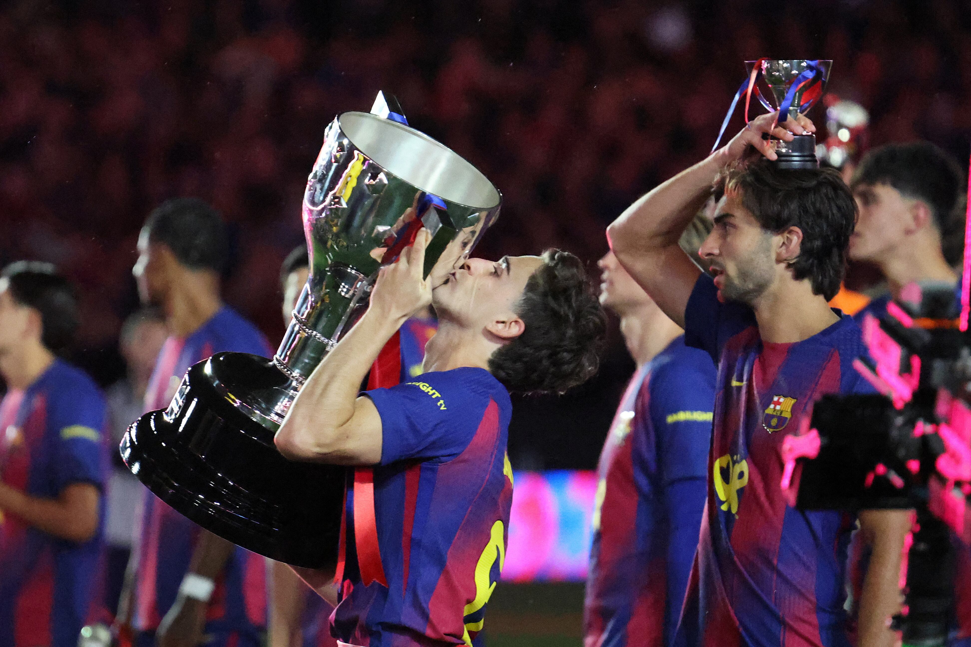 Gavi celebró el título de la liga de España con el Barcelona REUTERS/Nacho Doce