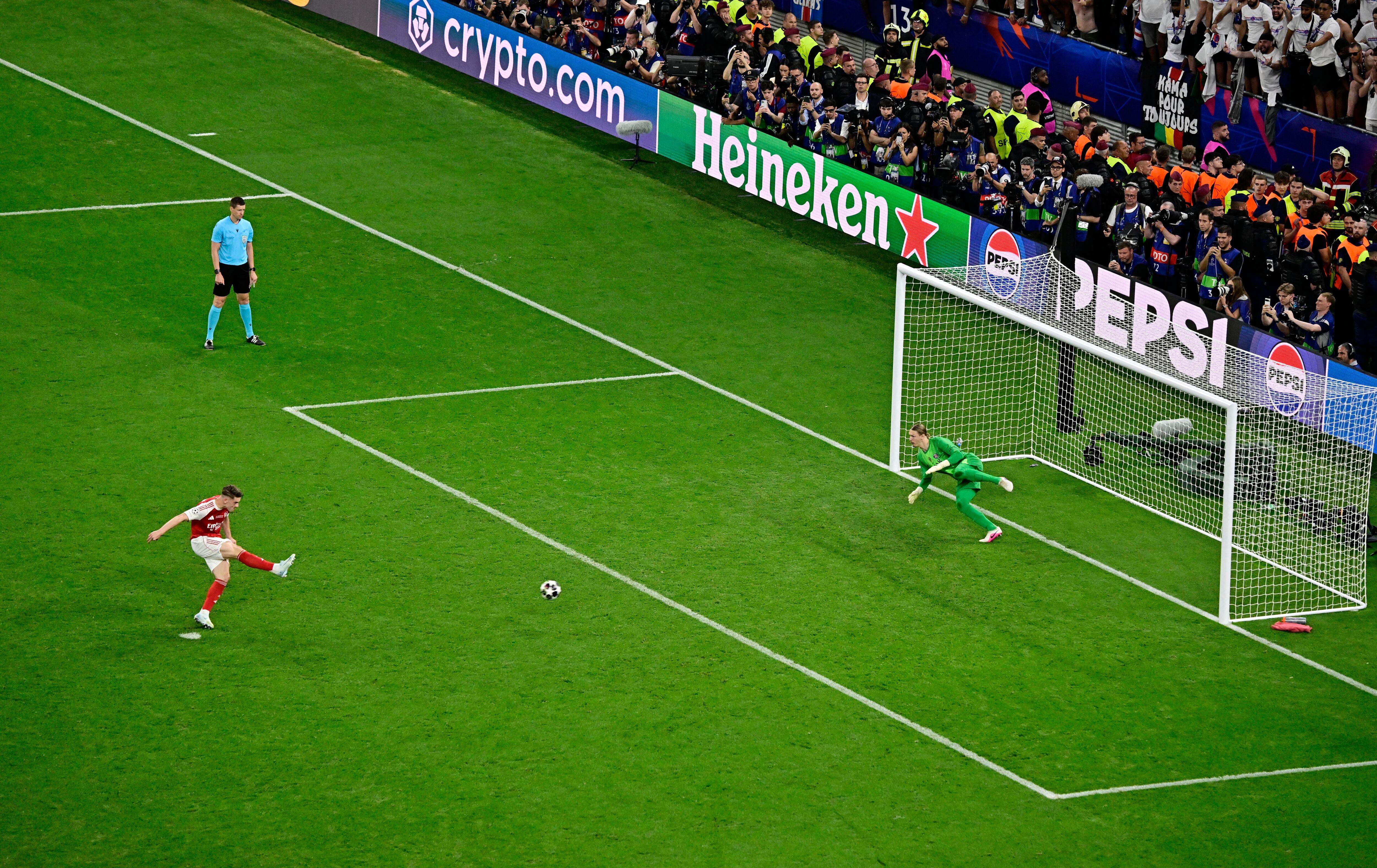 La ejecución de Viktor Gyokeres (Foto: Reuters/Marton Monus)