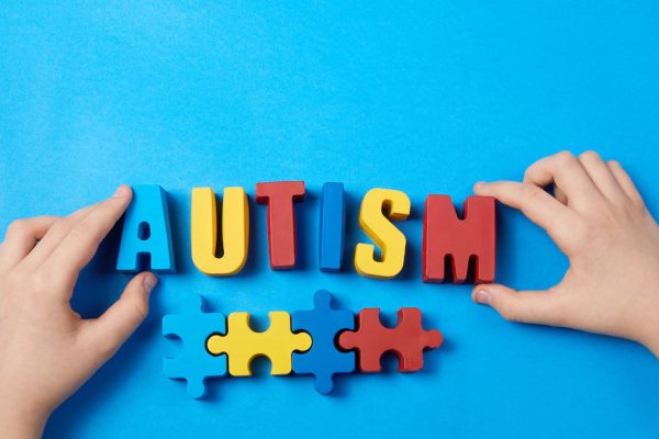 La televisión y las películas ofrecen representaciones erróneas del autismo y contribuyen al retraso del diagnóstico, según un estudio.