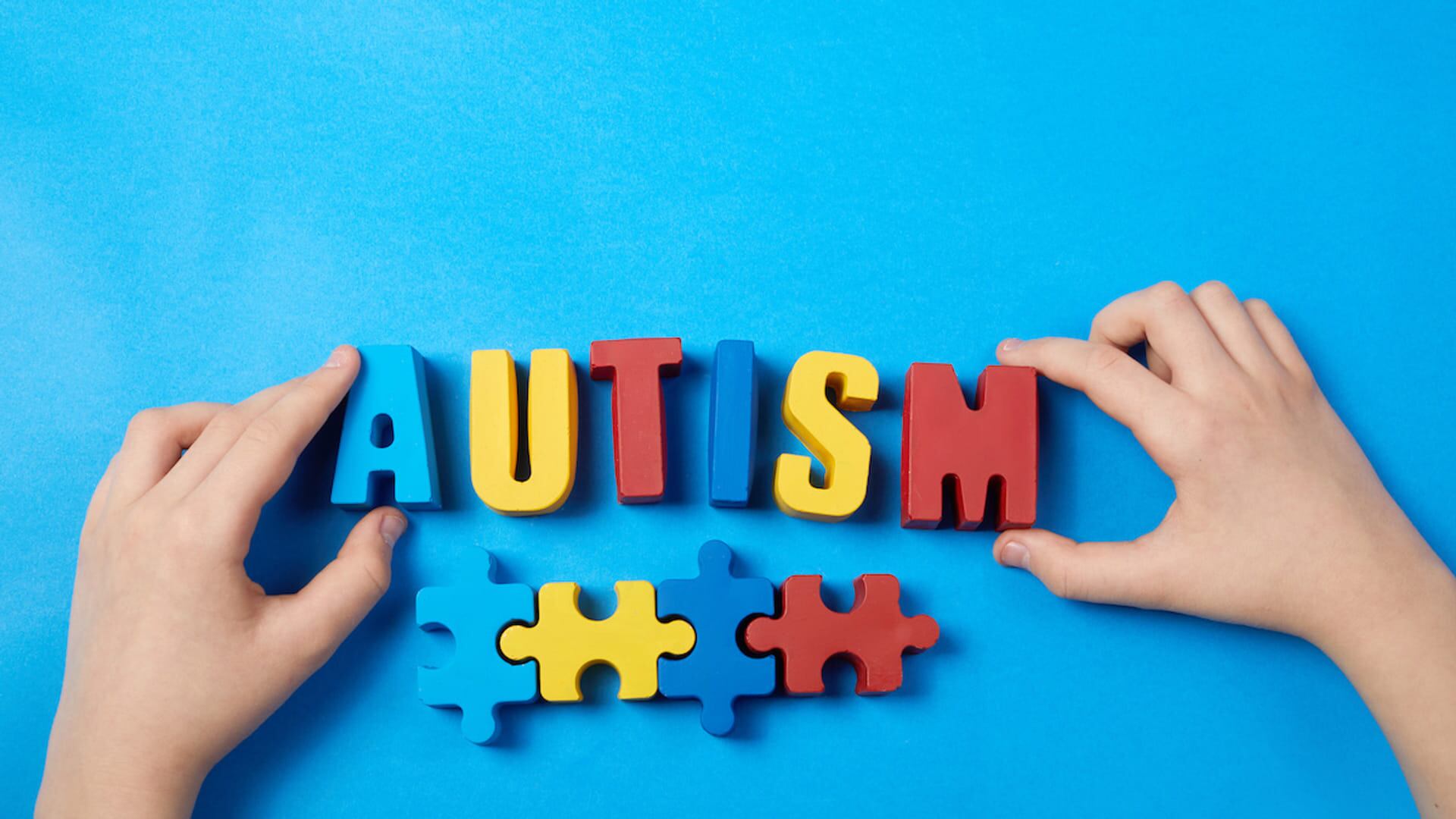 La televisión y las películas ofrecen representaciones erróneas del autismo y contribuyen al retraso del diagnóstico, según un estudio.