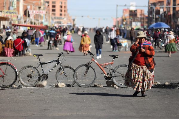 La tensión se mantiene en La Paz y El Alto tras un día de violencia contra el gobierno del presidente Rodrigo Paz
