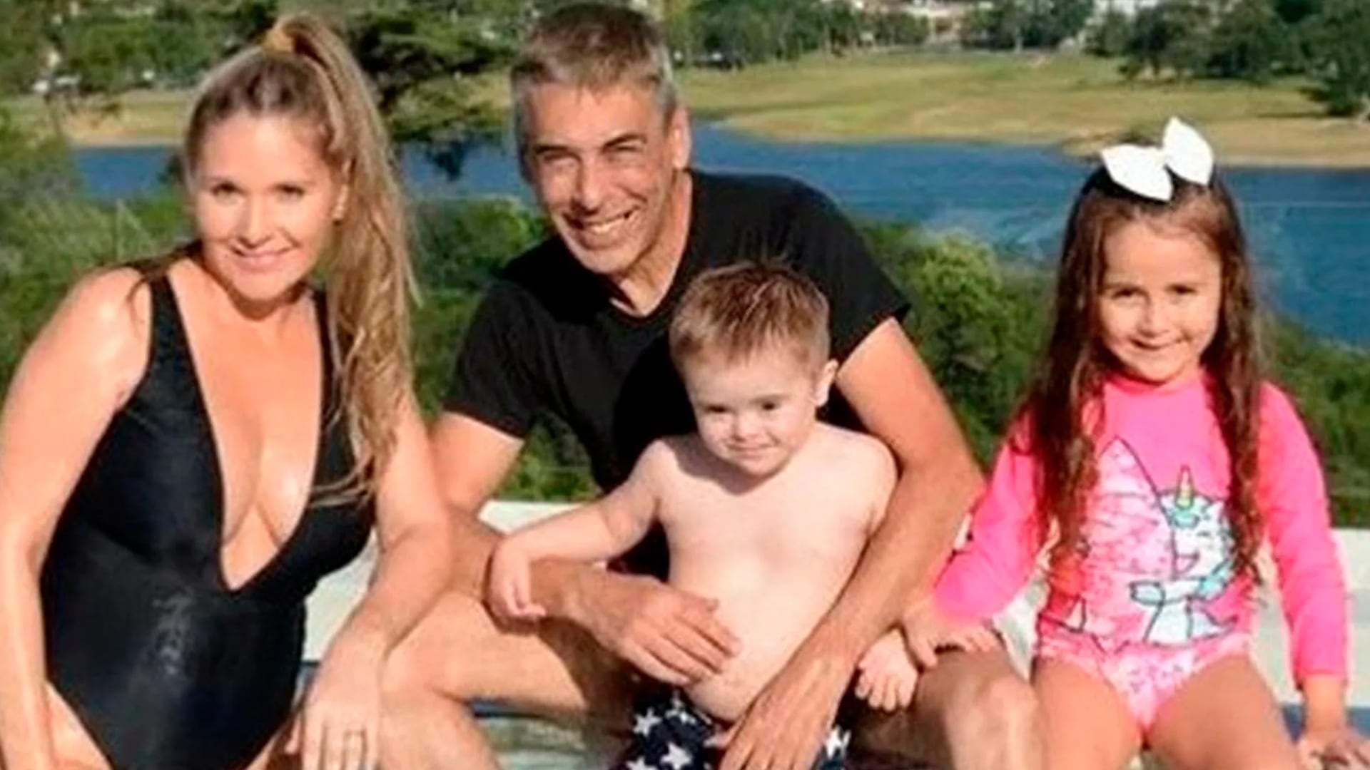 Belén Giménez junto con René Bertrand y sus hijos, en una vieja postal familiar