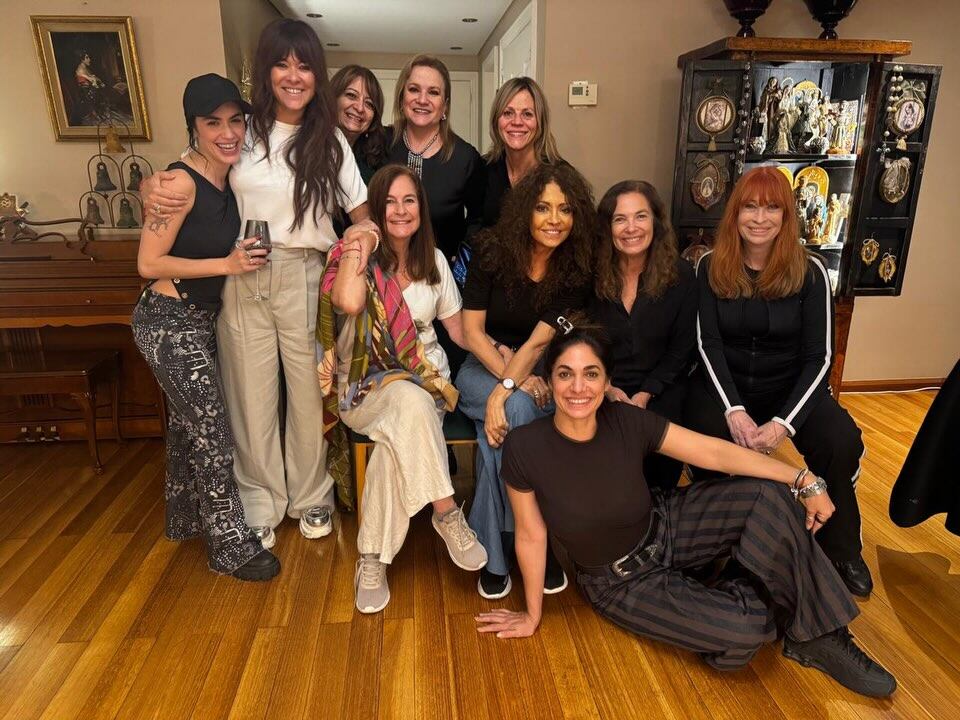 Lali, Vanesa Martín, Katie Viqueira, Lucia Galán, Marcela Morelo, Marita Novaro, Patricia Sosa, Manuela Bravo, Connie Ballarini y Sandra Mihanovich posan juntas en una emotiva reunión de mujeres del espectáculo