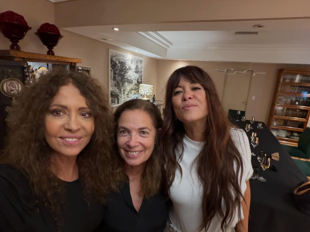 Las reconocidas artistas Patricia Sosa, Sandra Mihanovich y Vanesa Martín comparten un momento de alegría durante su reciente reunión