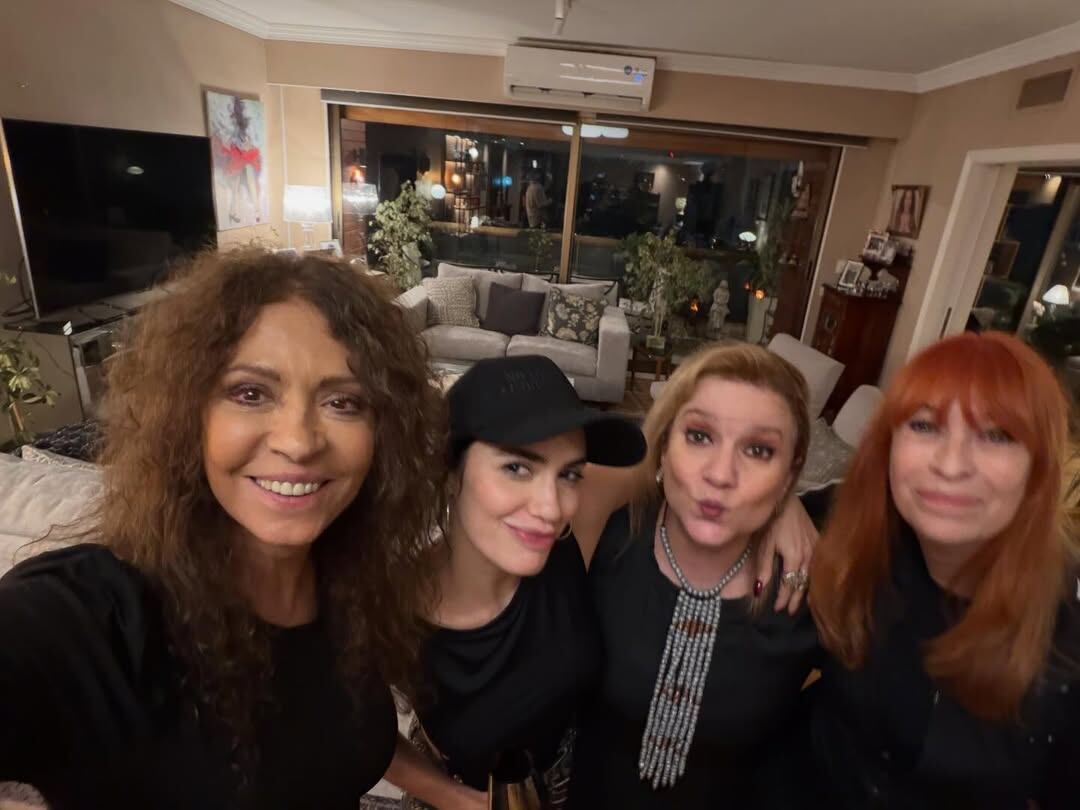 Patricia Sosa, Lali, Lucía Galán y Manuela Bravo posan juntas y sonrientes en un ambiente relajado durante una velada social.