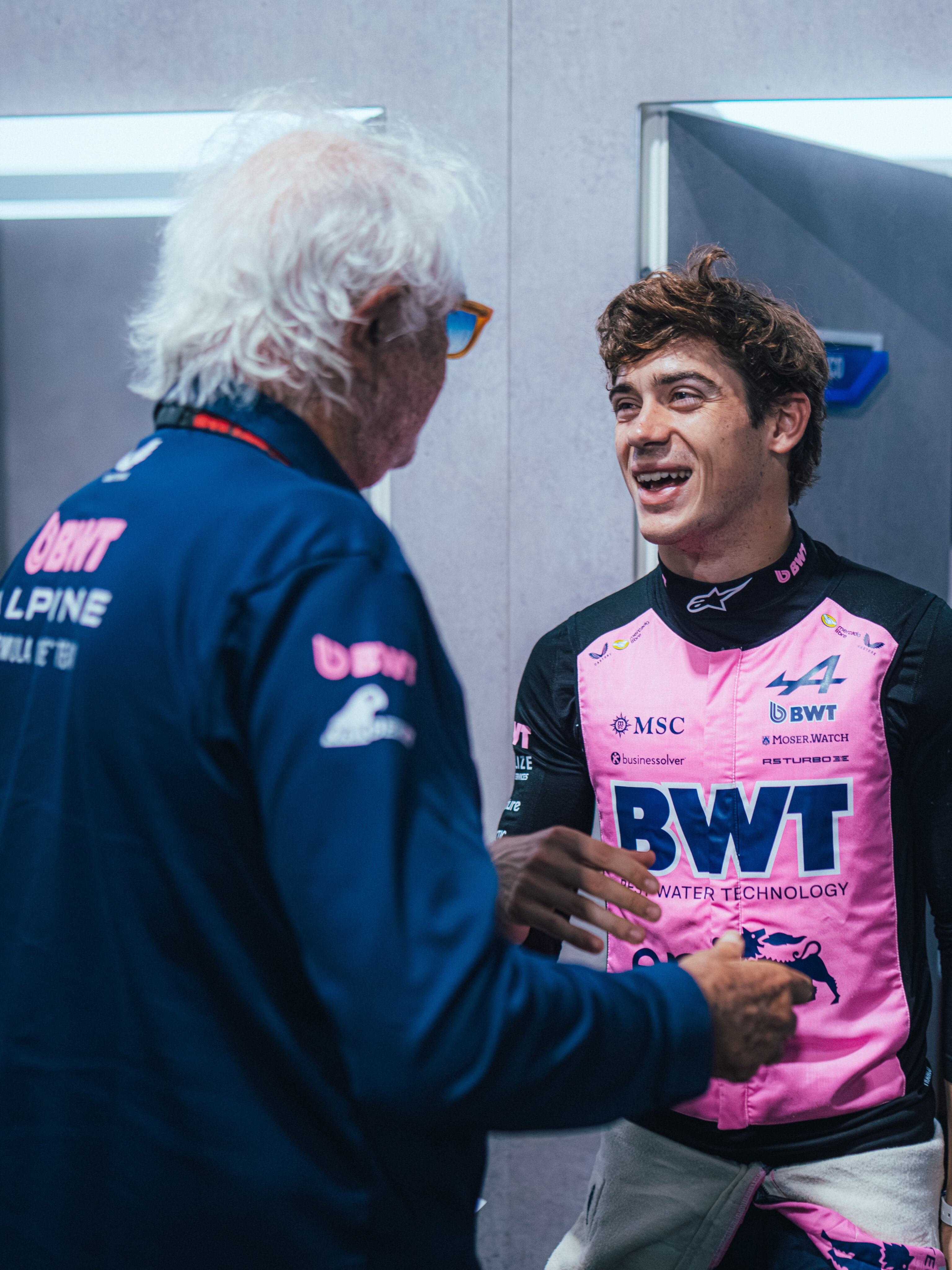 Briatore, felicitando a Colapinto. Una escena que repite en las últimas carreras (Prensa Alpine)