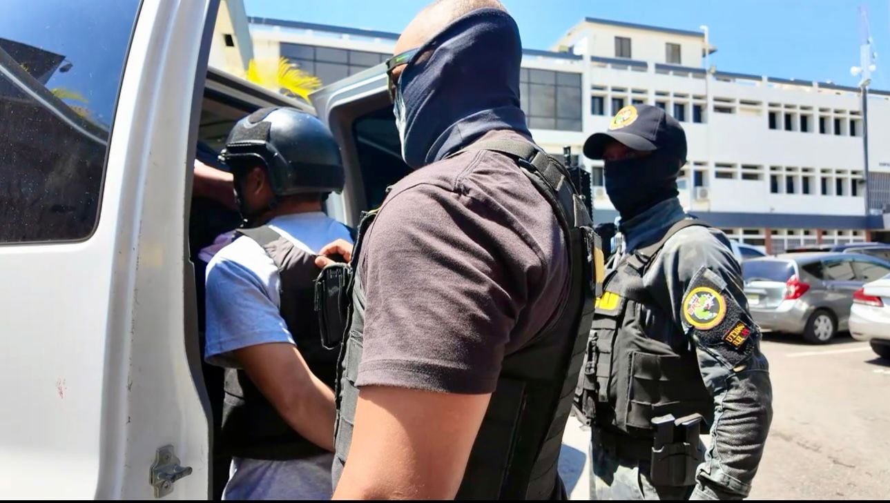Las autoridades de República Dominicana detuvieron a ocho hombres de distintas nacionalidades implicados en el decomiso de más de 1,700 kilos de cocaína. (Foto cortesía DNCD)