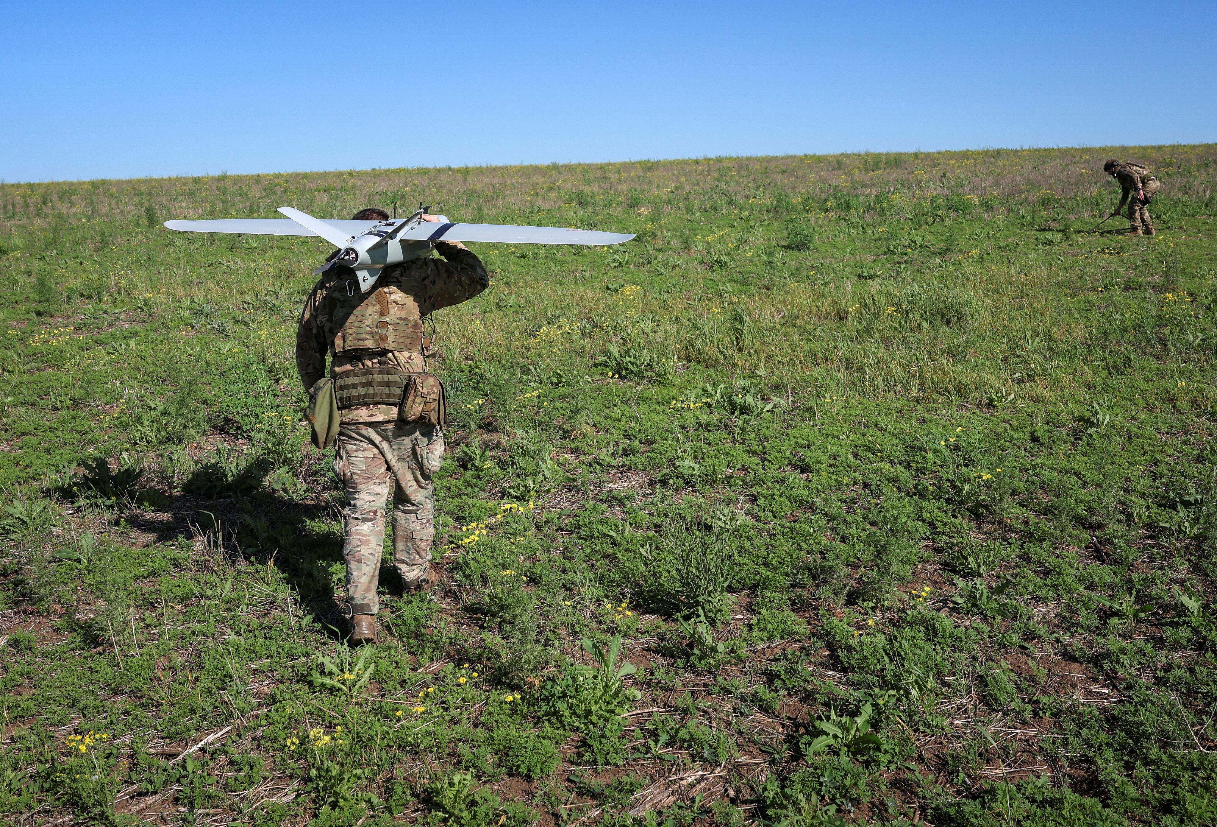 Los drones de bajo coste utilizados para reconocimiento y ataques tienen una gran demanda, ya que los gobiernos de todo el mundo están aumentando el gasto en defensa ante la intensificación de los conflictos (REUTERS)