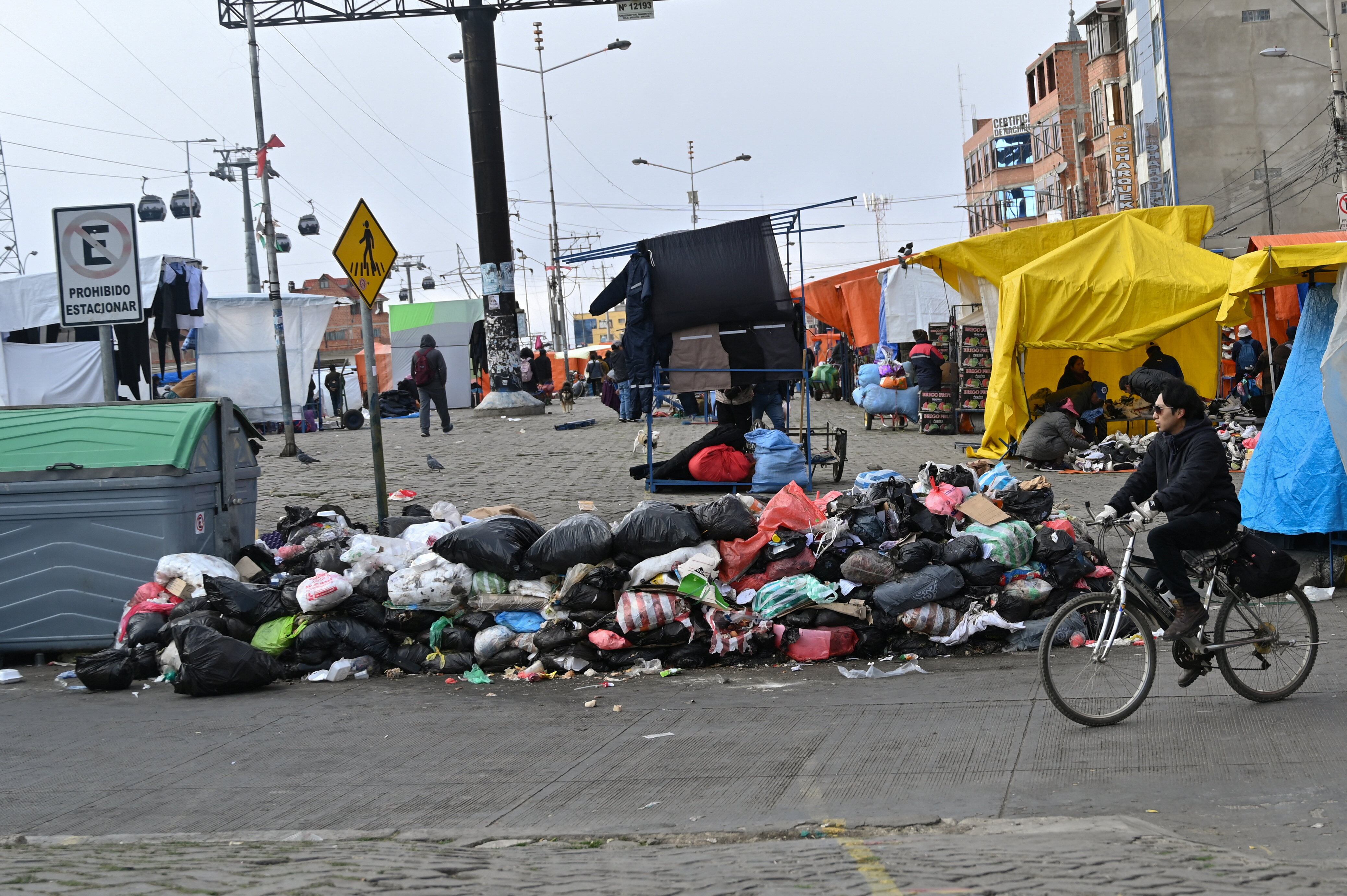 Uno de los bloqueos con basura y otros elementos en El Alto (REUTERS/Claudia Morales)
