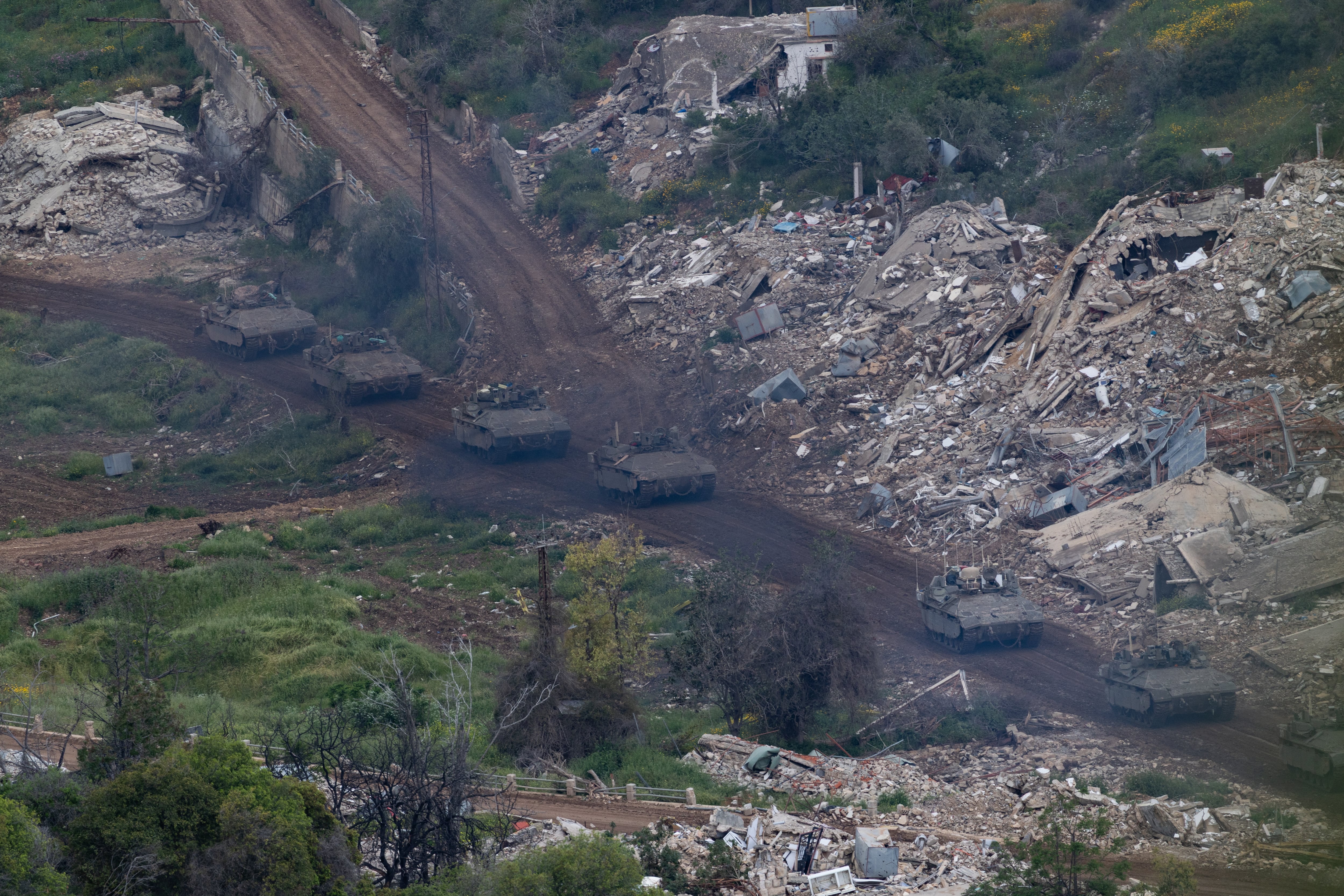 Tropas israelíes realizan maniobras en el lado libanés de la frontera, vistas desde la Alta Galilea, en el norte de Israel, este lunes, en medio de un alto el fuego entre Israel y el Líbano (EFE/ Atef Safadi)