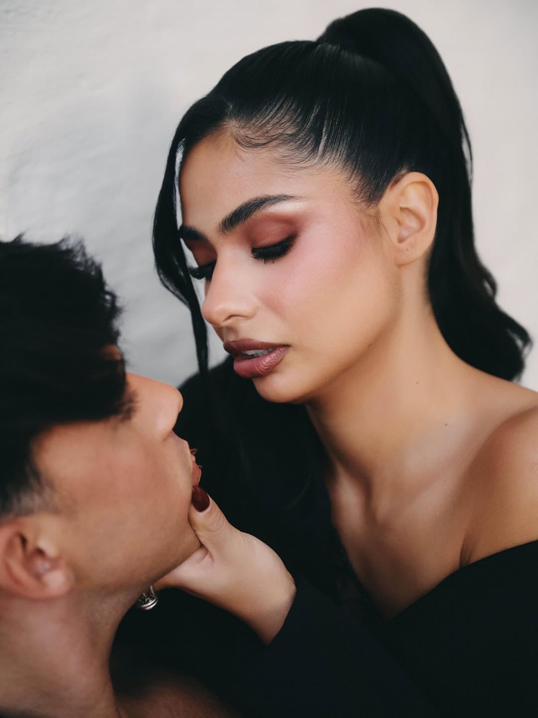 Daniela Celis y Nick Sicaro protagonizan una sesión fotográfica cargada de intensidad y química, cautivando con su cercanía y miradas profundas.