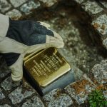 Las placas del artista alemán Gunter Demnig convierten las aceras de Berlín en monumentos del Holocausto