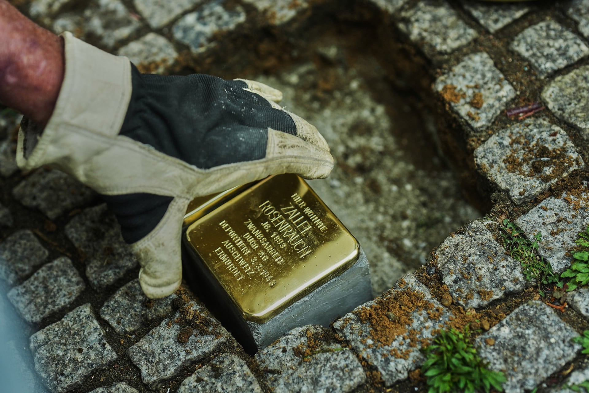 Las placas del artista alemán Gunter Demnig convierten las aceras de Berlín en monumentos del Holocausto