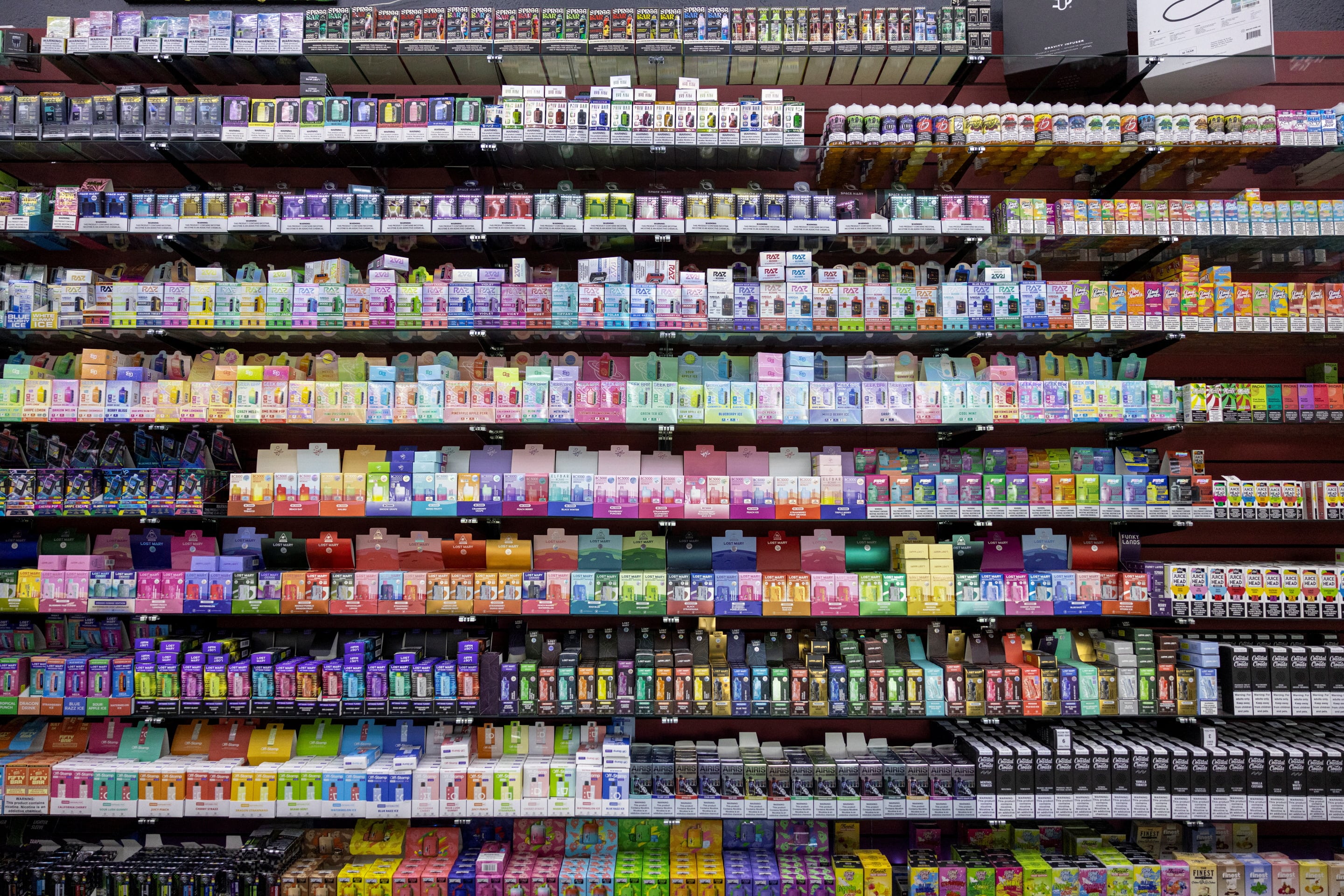 Desde el Gobierno dicen que el nuevo marco legal busca proteger a los adolescentes del consumo de productos de nicotina sin control (REUTERS/Kevin Mohatt)