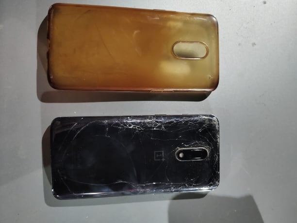El teléfono celular y su carcasa que le hallaron al delincuente. 