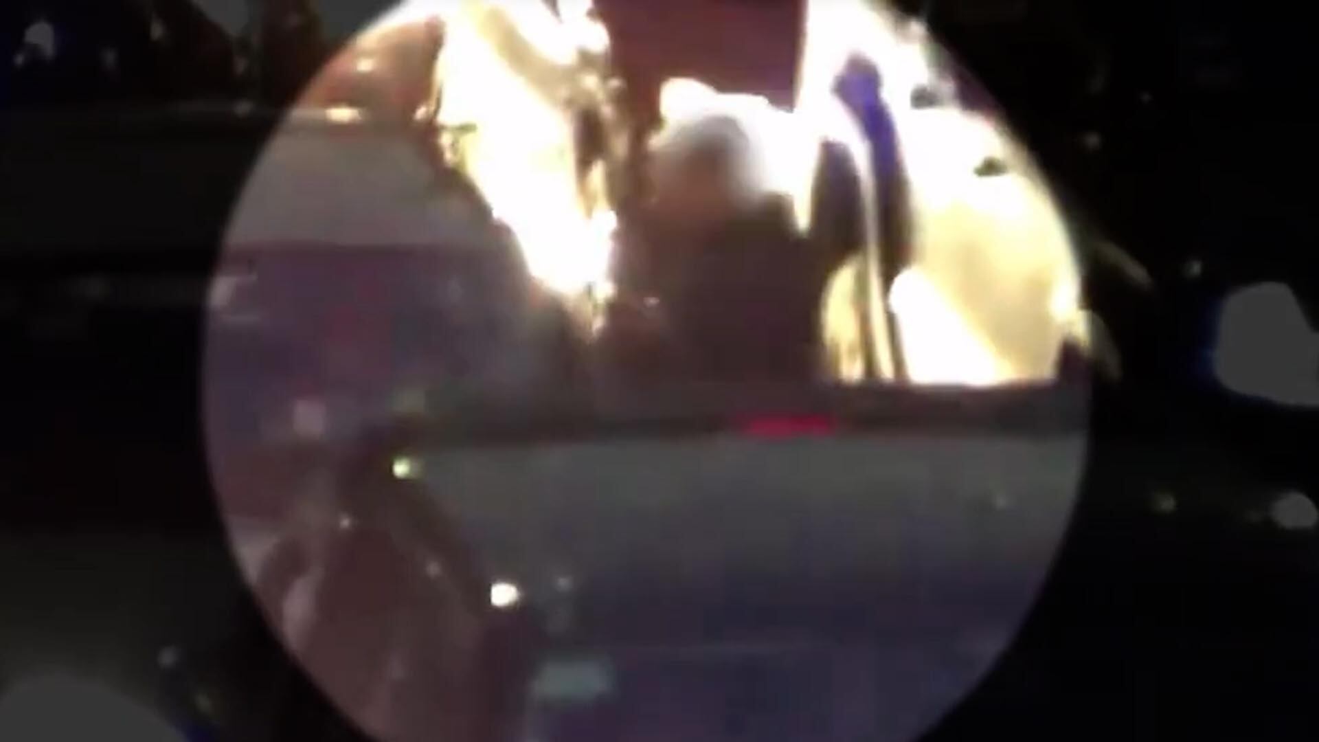 El momento en el que Isasi le robó el teléfono celular a un automovilista. 