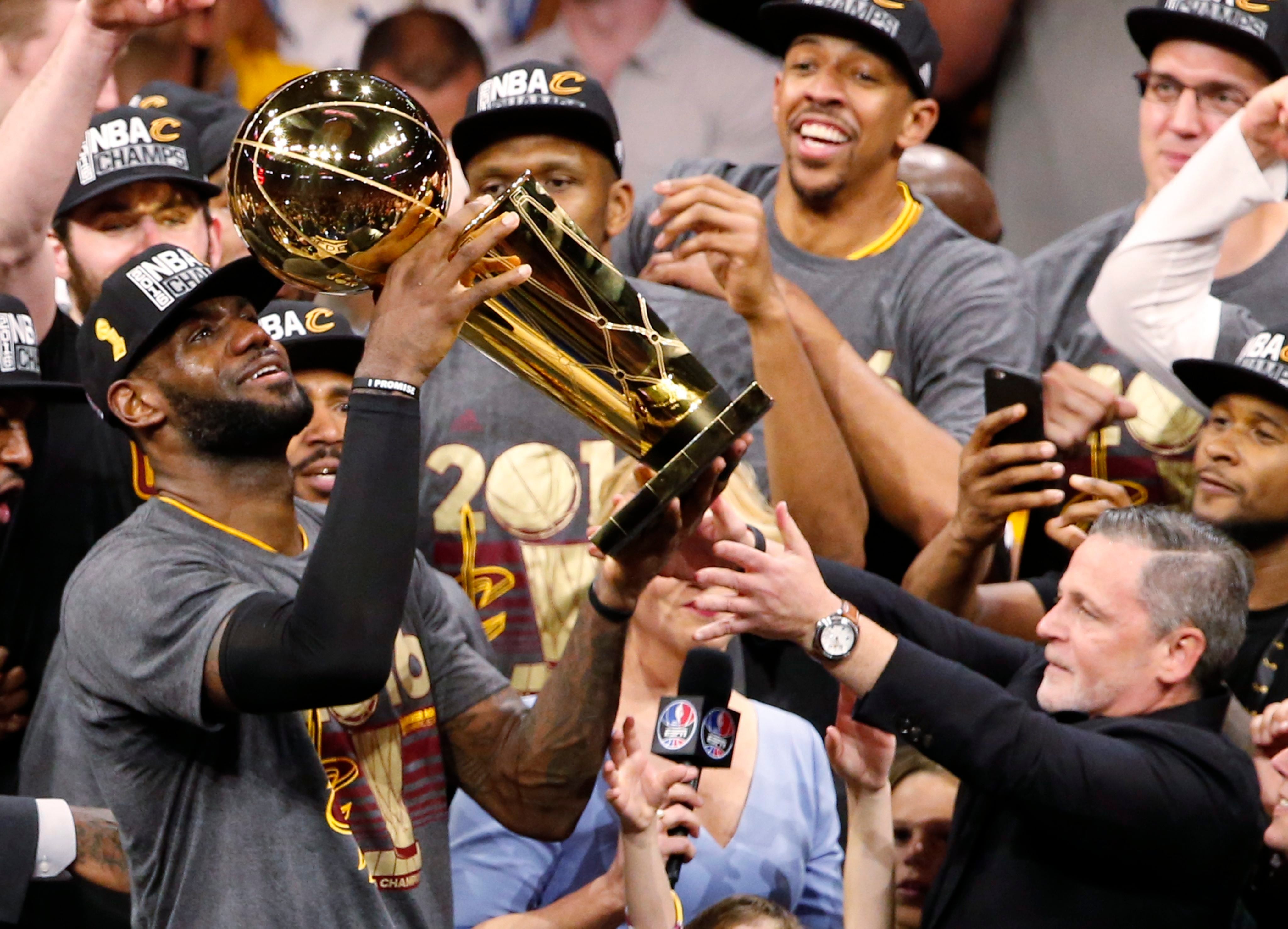 La historia de LeBron James y los Cleveland Cavaliers incluye once temporadas, un campeonato en 2016 y un legado imborrable en la franquicia (EFE/EPA/JOHN G. MABANGLO CORBIS OUT)