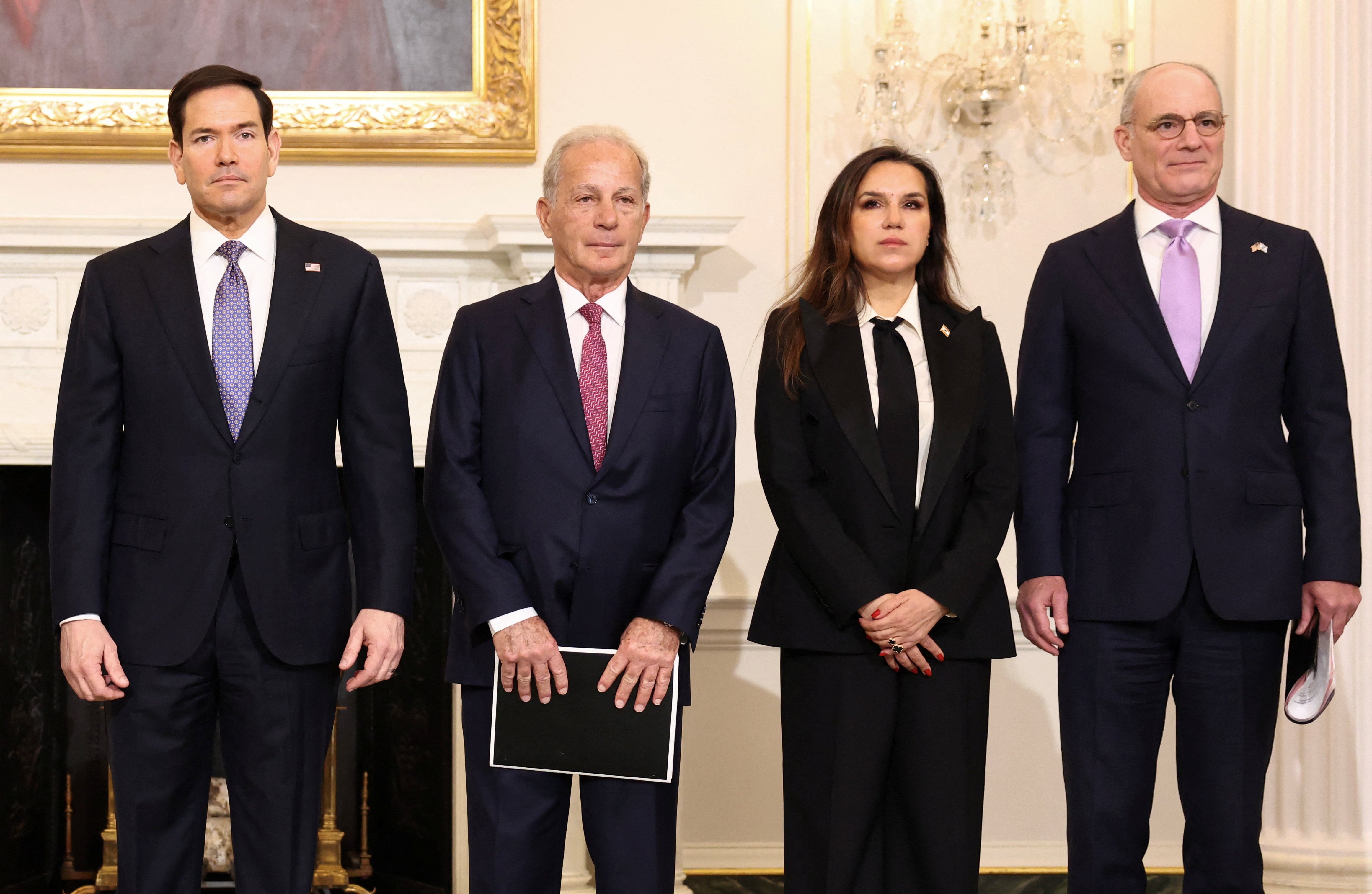 El secretario de Estado de Estados Unidos, Marco Rubio; el embajador de Estados Unidos en Líbano, Michel Issa; la embajadora de Líbano en Estados Unidos, Nada Hamadeh Moawad, y el embajador de Israel en Estados Unidos, Yechiel Leiter, posan para una foto antes de su reunión en el Departamento de Estado en Washington, DC, Estados Unidos, el 14 de abril de 2026. REUTERS/Kevin Lamarque 