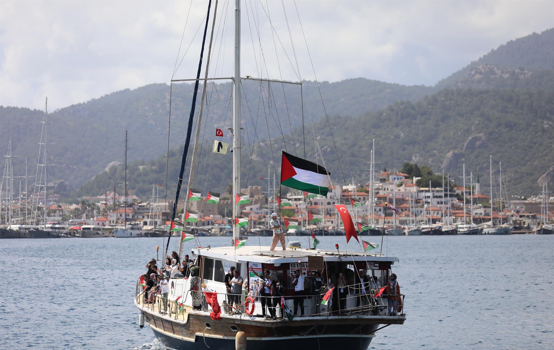 Una de las personas vinculadas a estas flotillas, Saif Abukeshek, mantiene relaciones con estructuras asociadas a Hamas