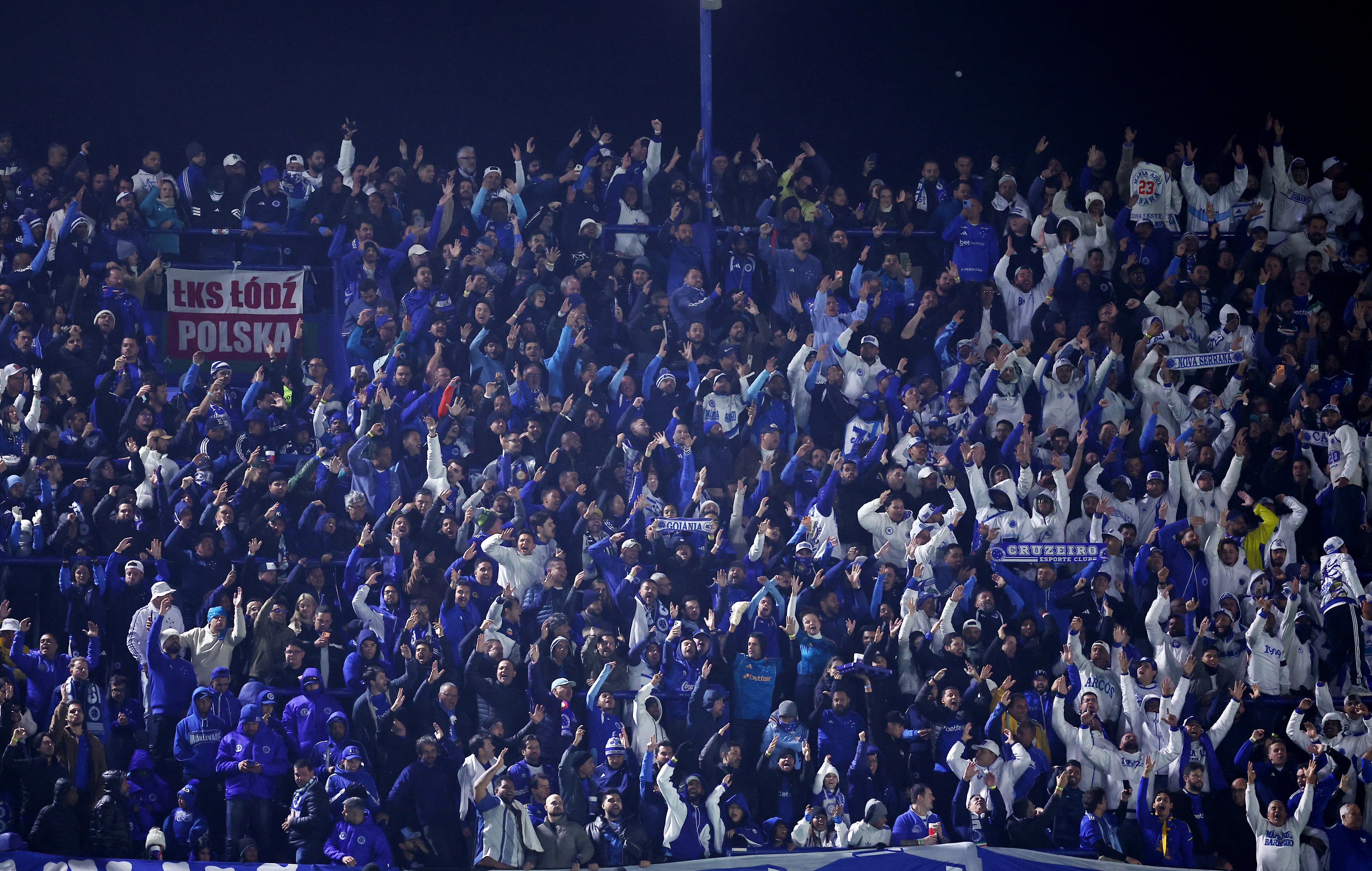 La gente de Cruzeiro pobló el sector visitante de la Bombonera (REUTERS/Agustin Marcarian)