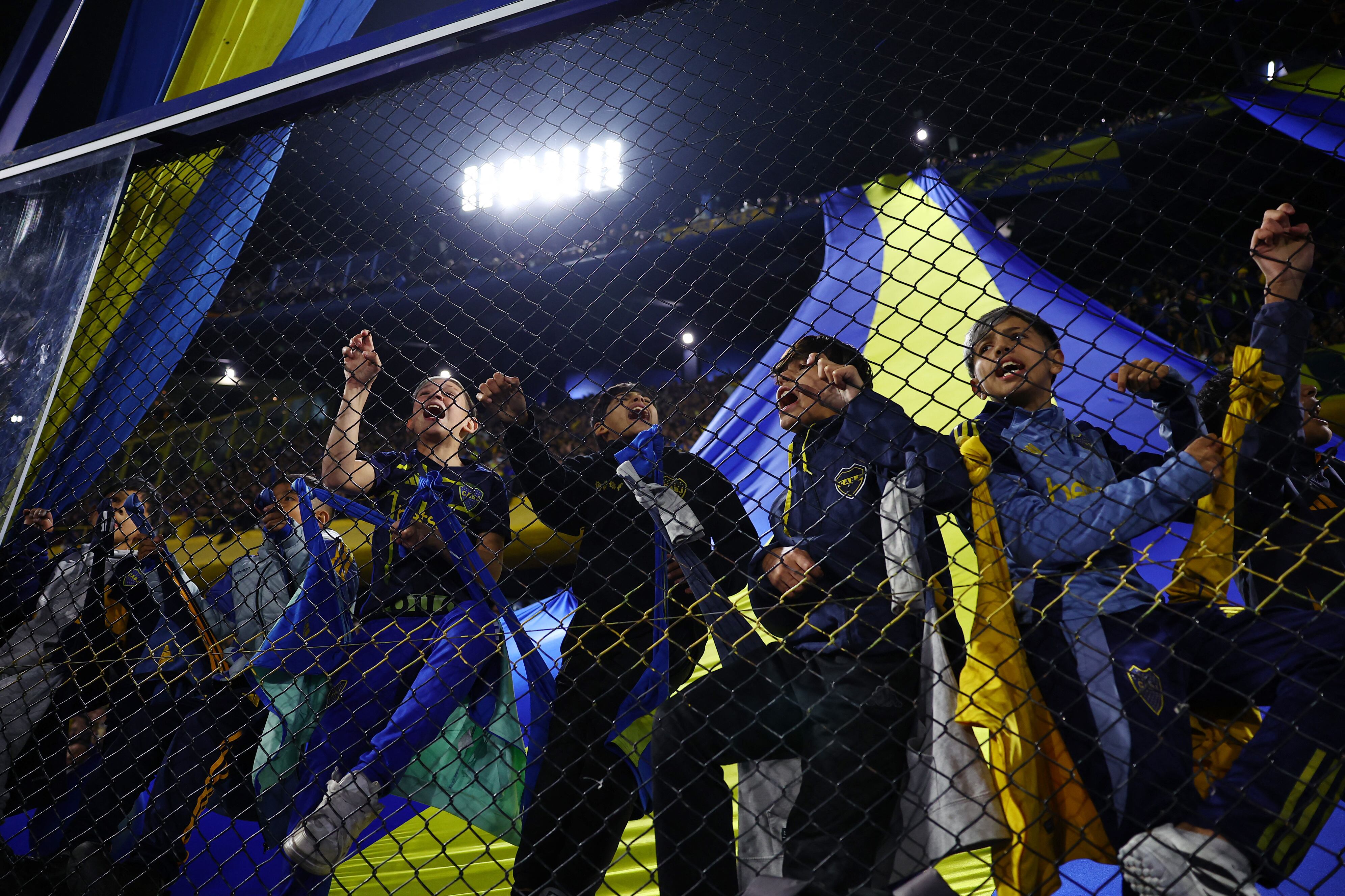 La gente de Boca aplaudió al equipo en el primer tiempo y se retiró con impotencia por el arbitraje (REUTERS/Agustin Marcarian)