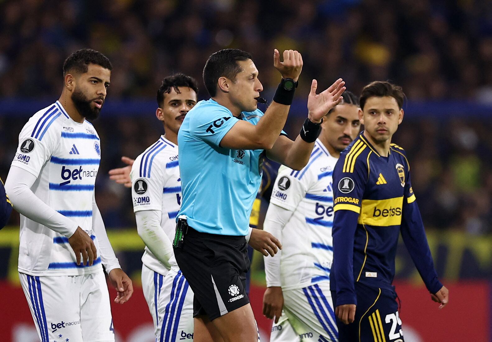 Valenzuela realiza el inequívoco gesto de mano para argumentar la anulación del gol de Merentiel por infracción previa de Milton Delgado (REUTERS/Agustin Marcarian)
