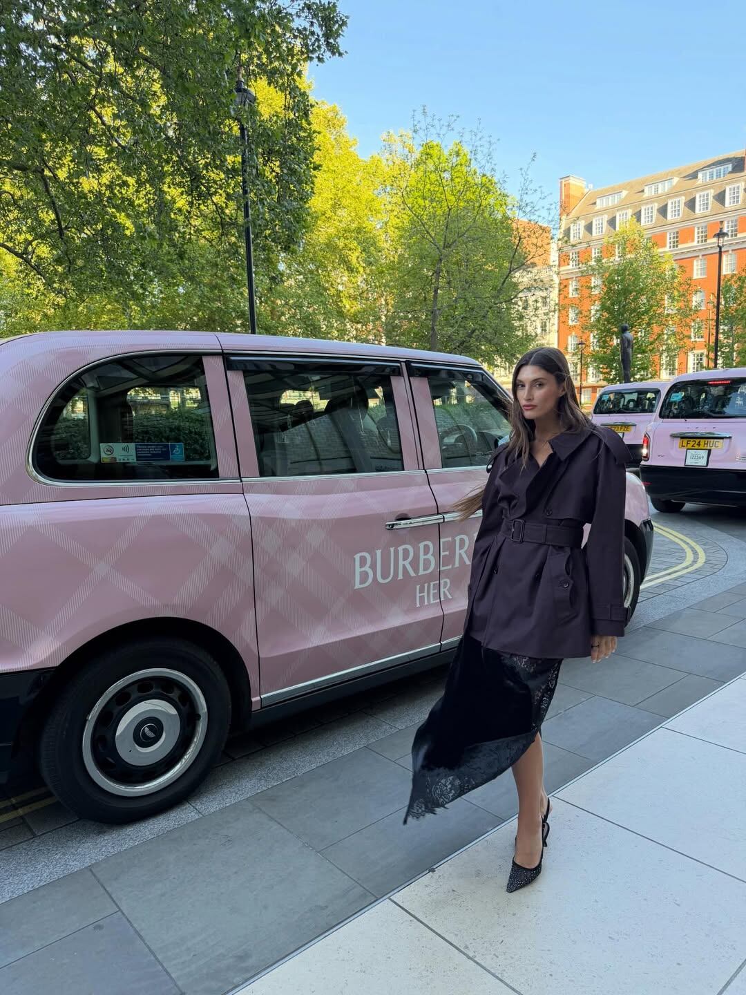 Antes de ir al gran evento de la marca, Lola posó con un vestido negro con detalles de encaje 