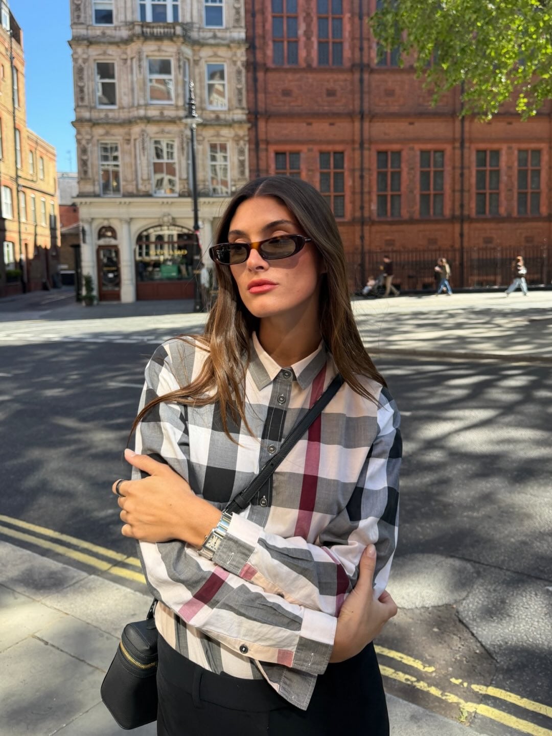 Pantalón negro, camisa a cuadros y anteojos de solo fueron uno de los looks elegidos (Instagram)