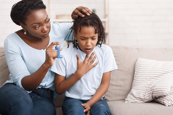 Los antibióticos no ayudarán a aliviar las sibilancias relacionadas con el asma en los niños