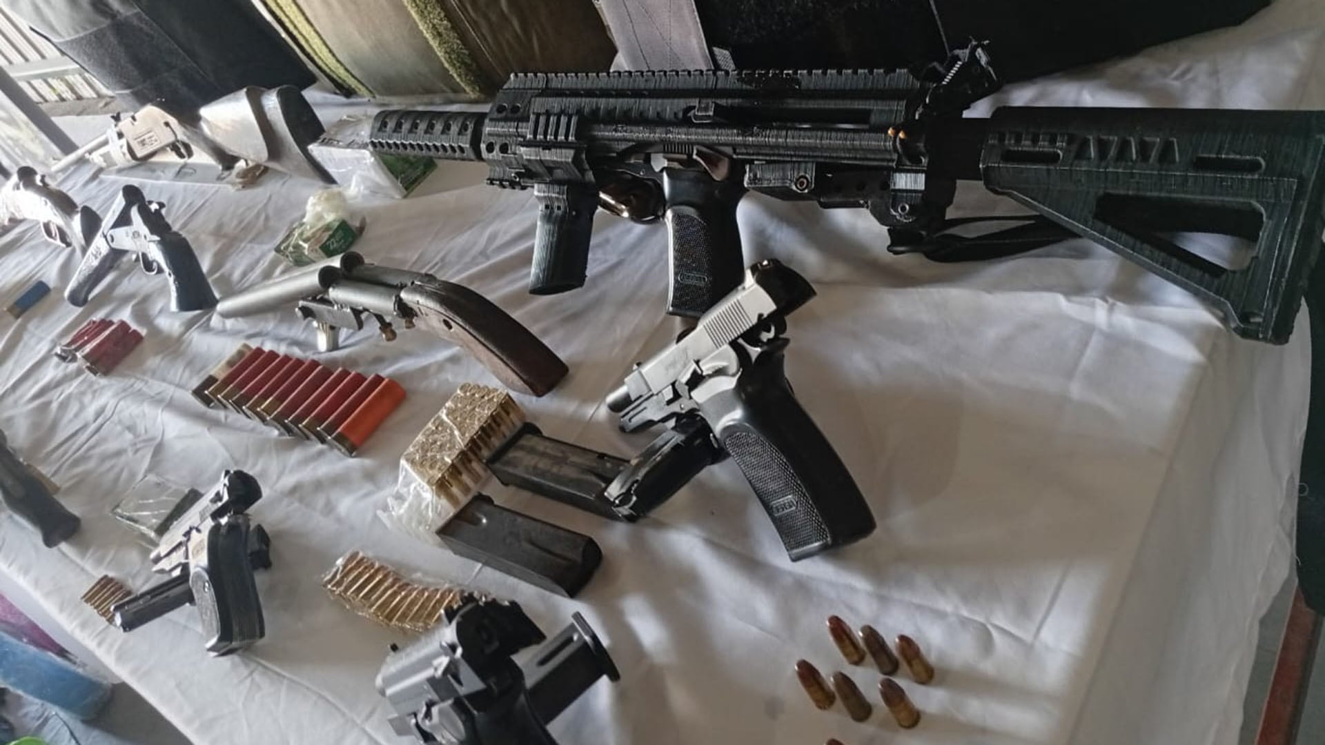 Armas incautadas en una redada contra Nancy Lafiel, ligada al narco 