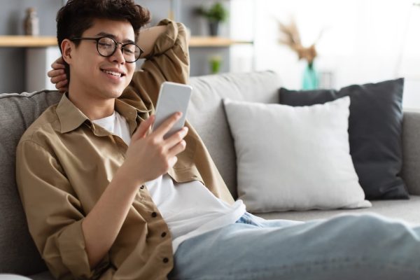 Los chatbots de IA atraen a adolescentes estadounidenses con diversión, romance y peligros ocultos