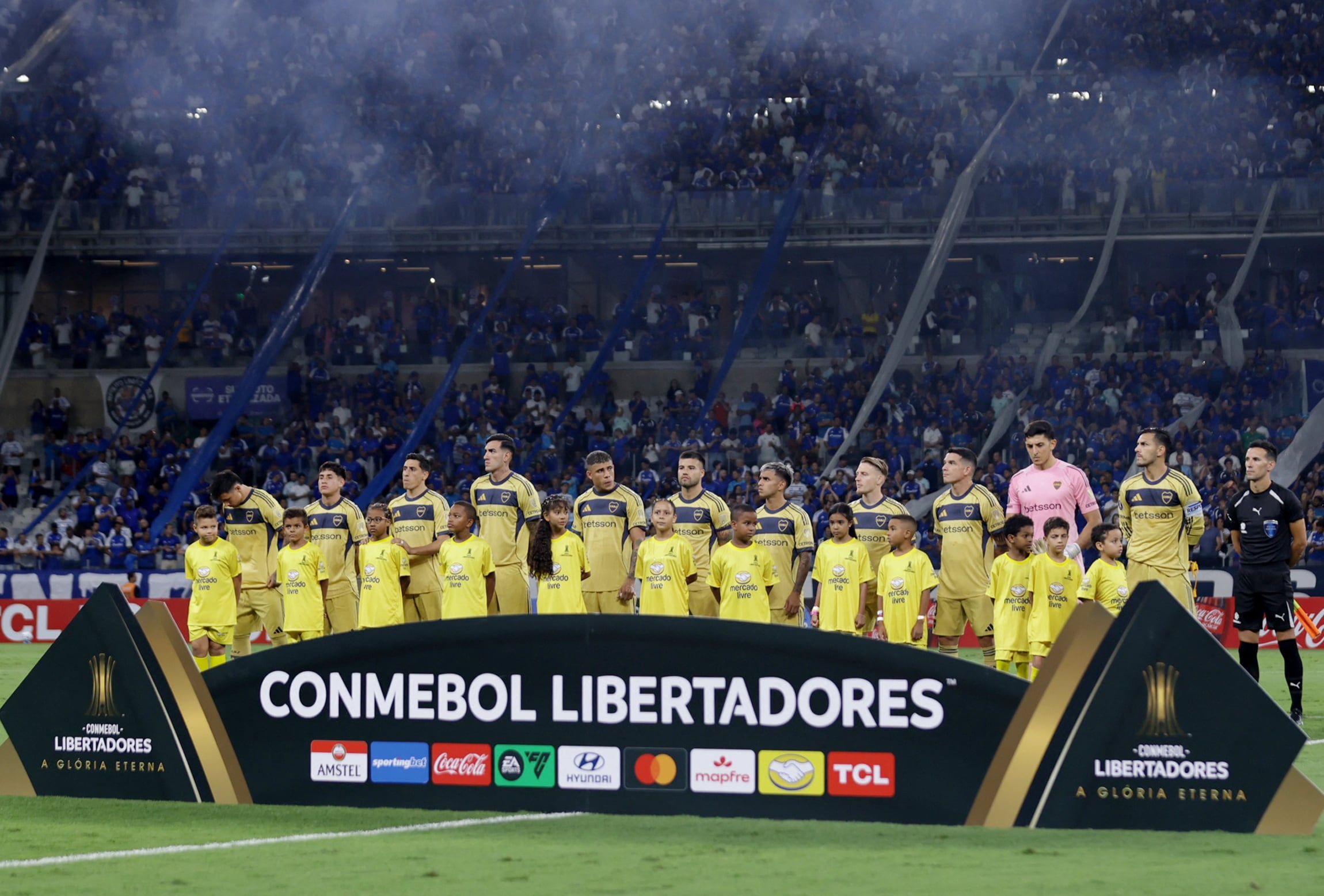 El plantel de Boca, formado antes del partido contra Cruzeiro disputado en Belo Horizonte (REUTERS/Tiago Trindade)