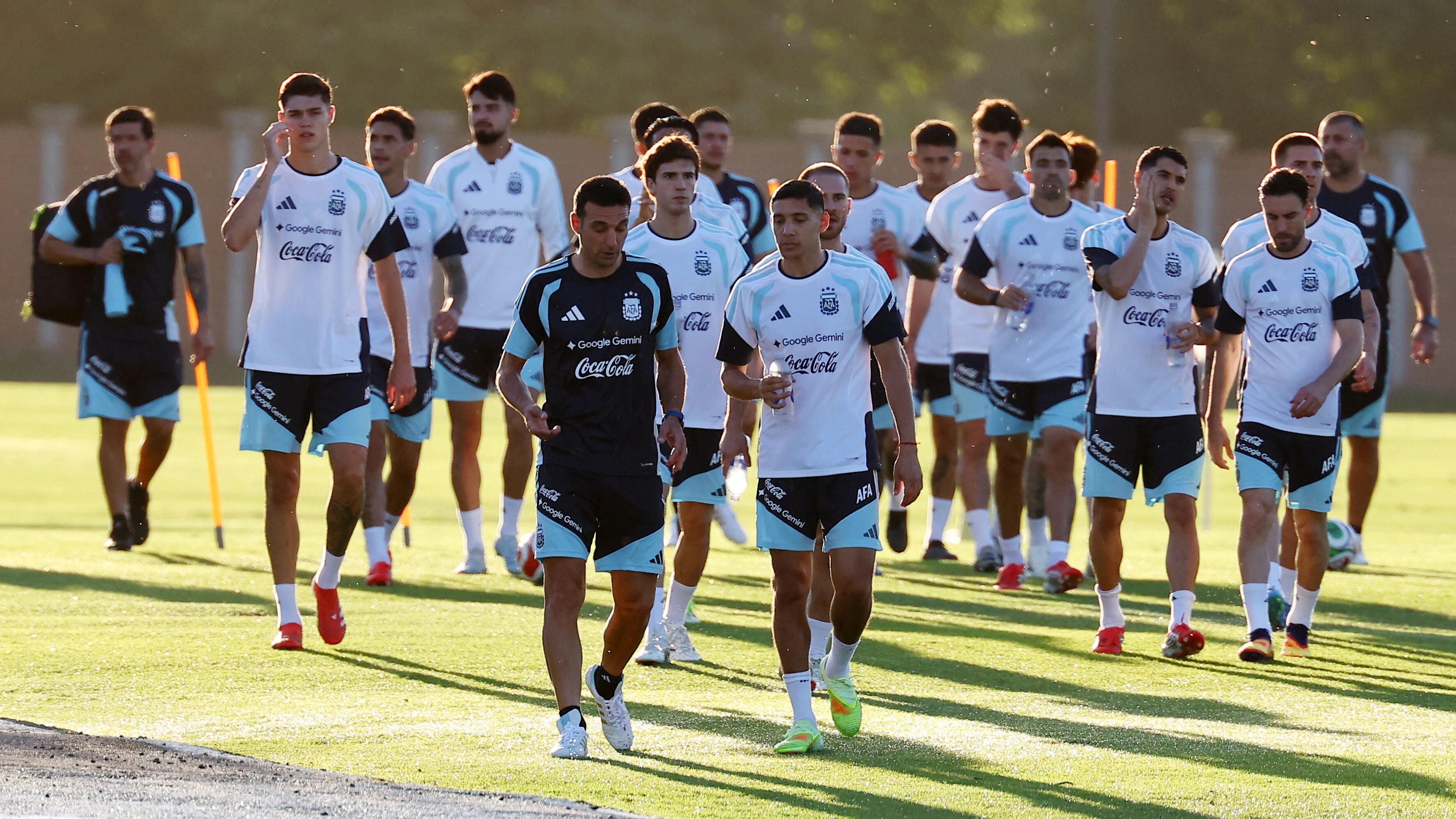 Lionel Scaloni con el plantel de la selección argentina (REUTERS/Agustin Marcarian)