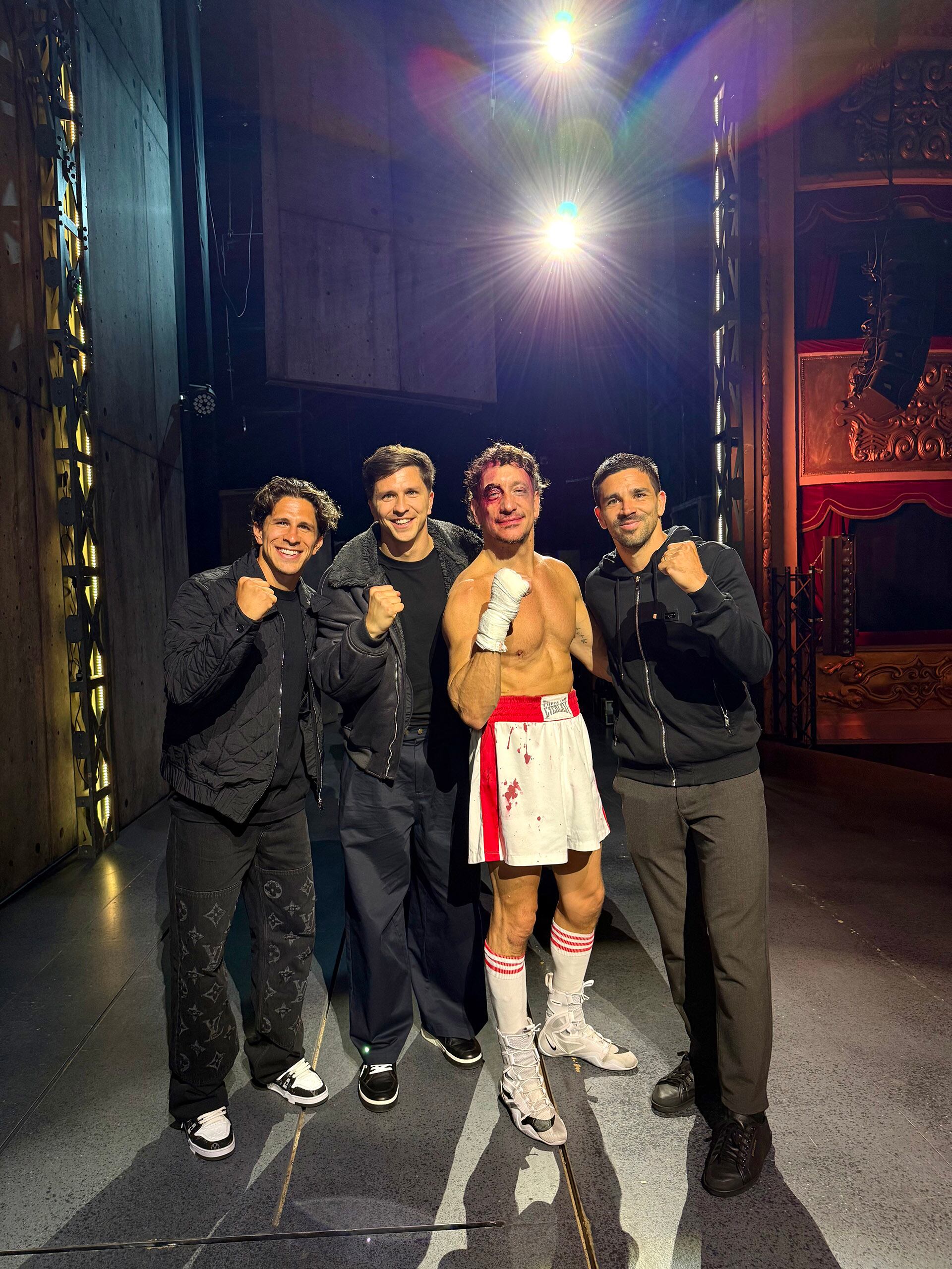 Los hermanos Simeone posan junto a Nico Vázquez caracterizado como Rocky