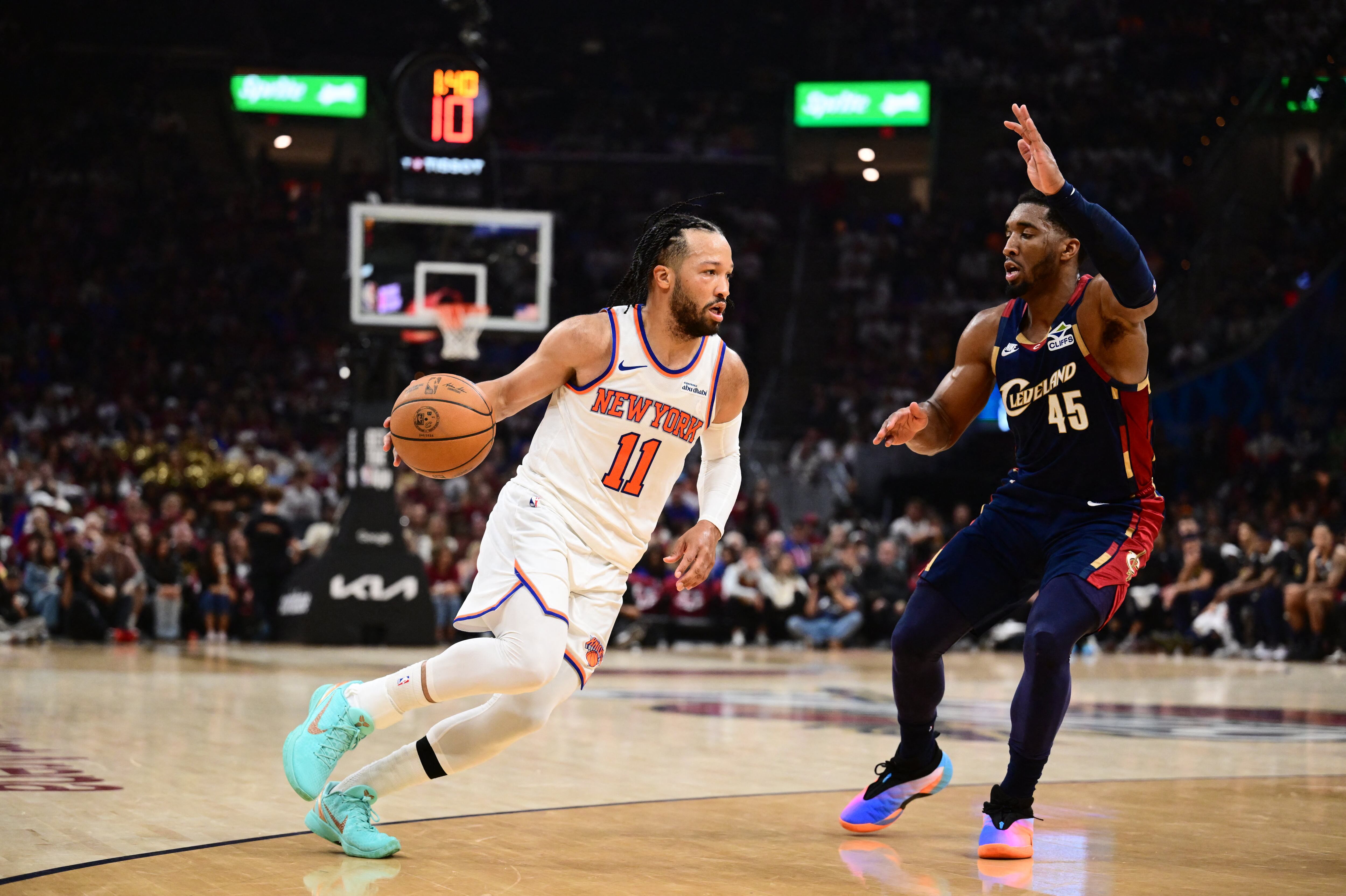 El guardia de los New York Knicks, Jalen Brunson (11), mueve el balón mientras lo defiende el guardia de los Cleveland Cavaliers, Donovan Mitchell (45), en el segundo cuarto durante el cuarto juego de las finales de la Conferencia del Este para los playoffs de la NBA de 2026 en Rocket Arena (Crédito obligatorio: Ken Blaze-Imagn Images)