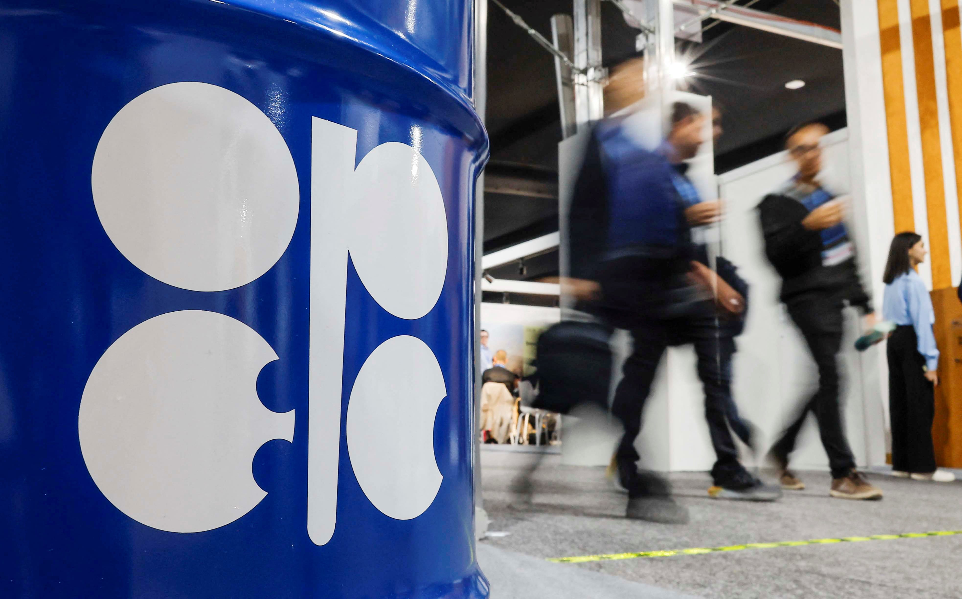 Un grupo de personas pasa junto a una instalación que representa un barril de petróleo con el logotipo de la Organización de Países Exportadores de Petróleo (OPEP (REUTERS/Maxim Shemetov/Archivo)