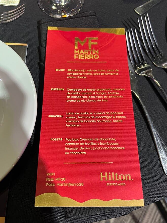 La escenografía y el menú exclusivo del evento combinaron detalles gourmet, piezas de chocolate y decoración temática para los asistentes