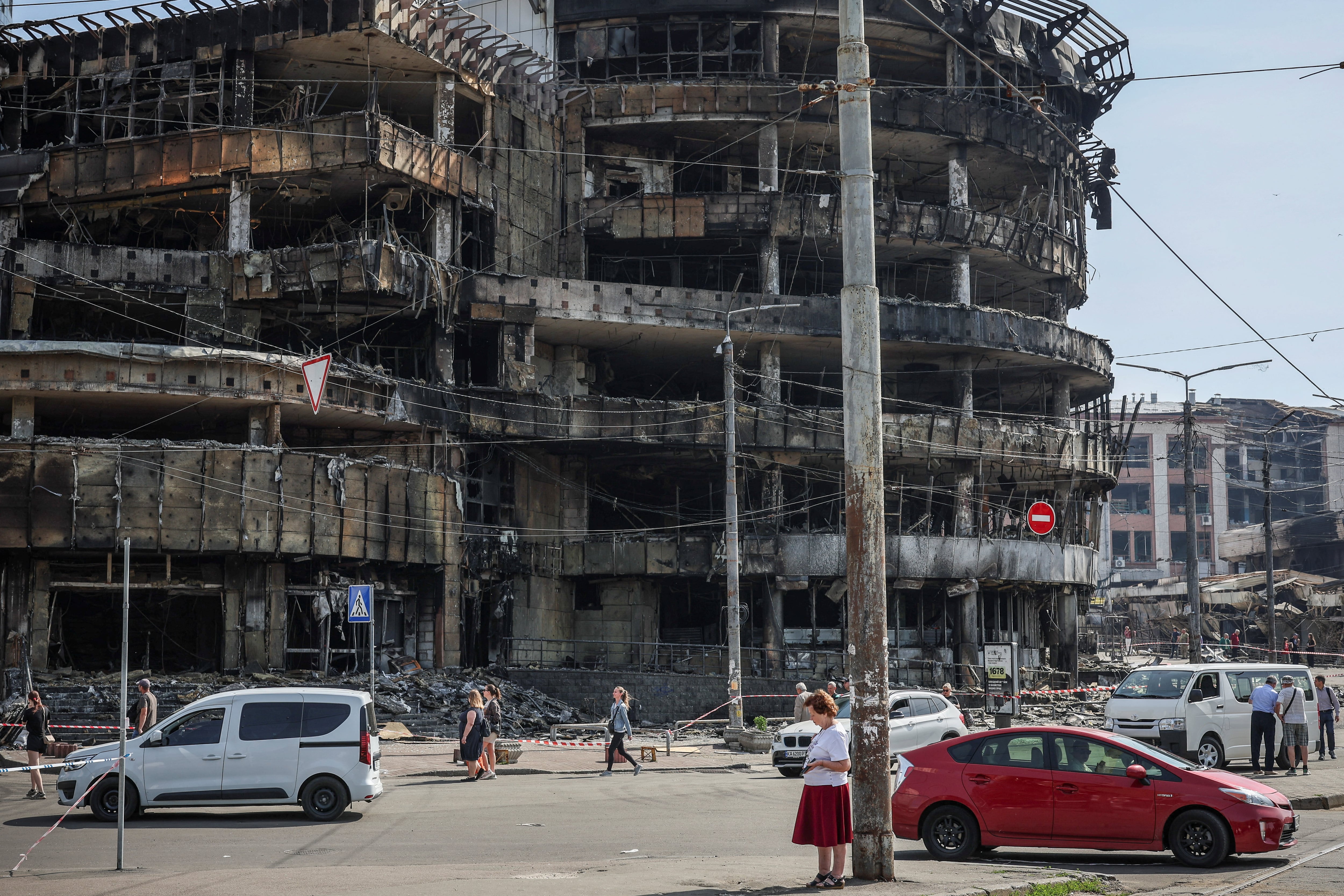 Una vista muestra una calle con un centro comercial destruido, alcanzado durante el ataque ruso con misiles y drones (REUTERS/Alina Smutko)
