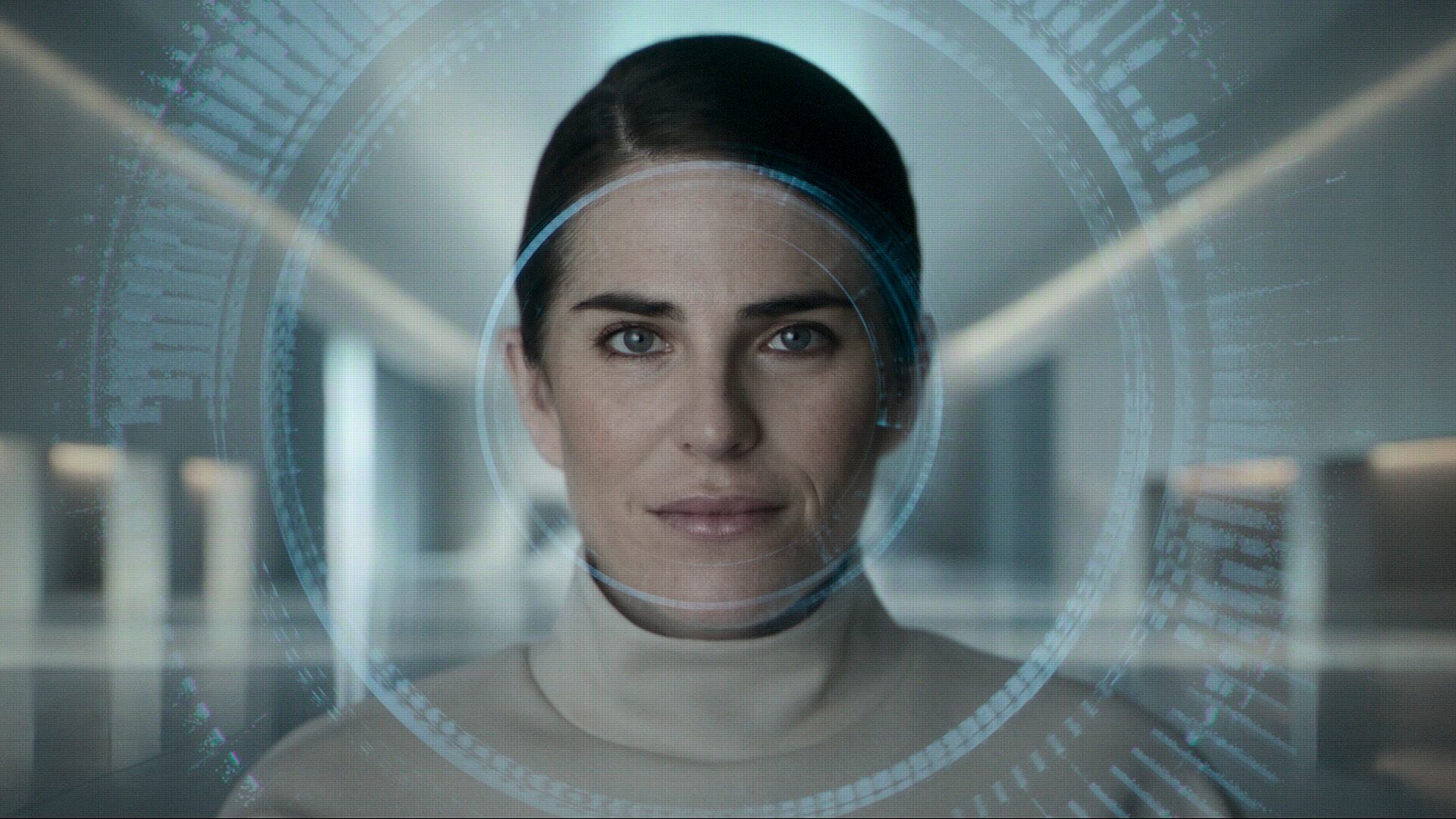 Karla Souza como Sara en 